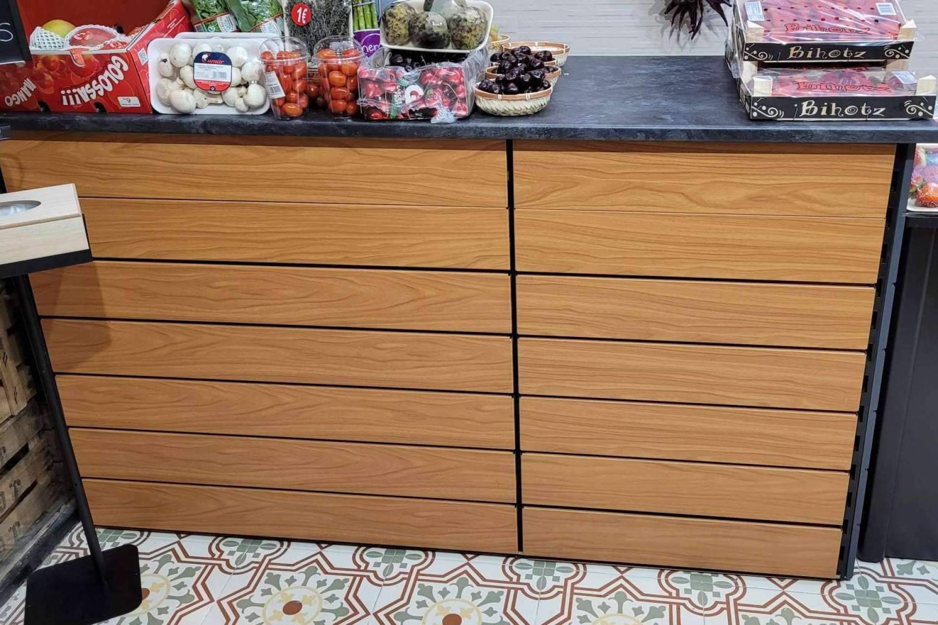 Equipotutienda fabrica estanterías metálicas para tiendas
