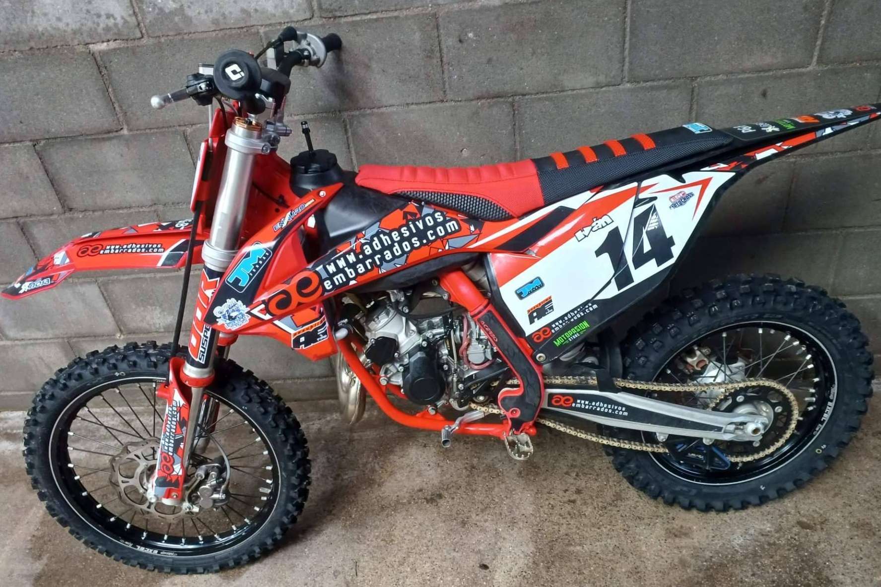 ¿Dónde conseguir adhesivos personalizados para motos de motocross? ADHESIVOSEMBARRADOS