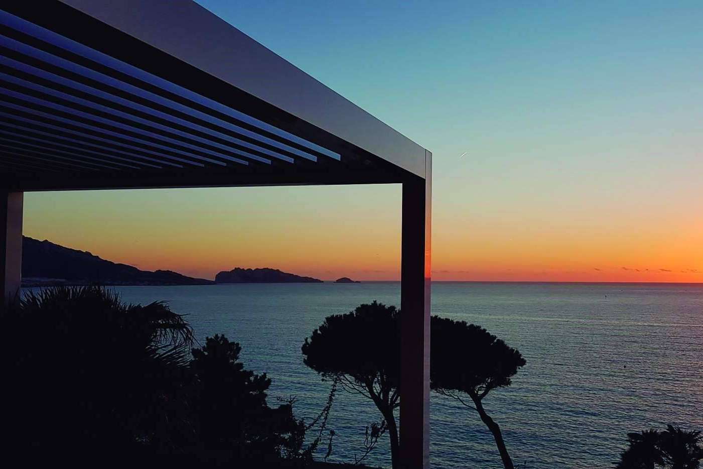 La pérgola bioclimática inteligente de C3 Systems para espacios al aire libre, Seesky-BIO