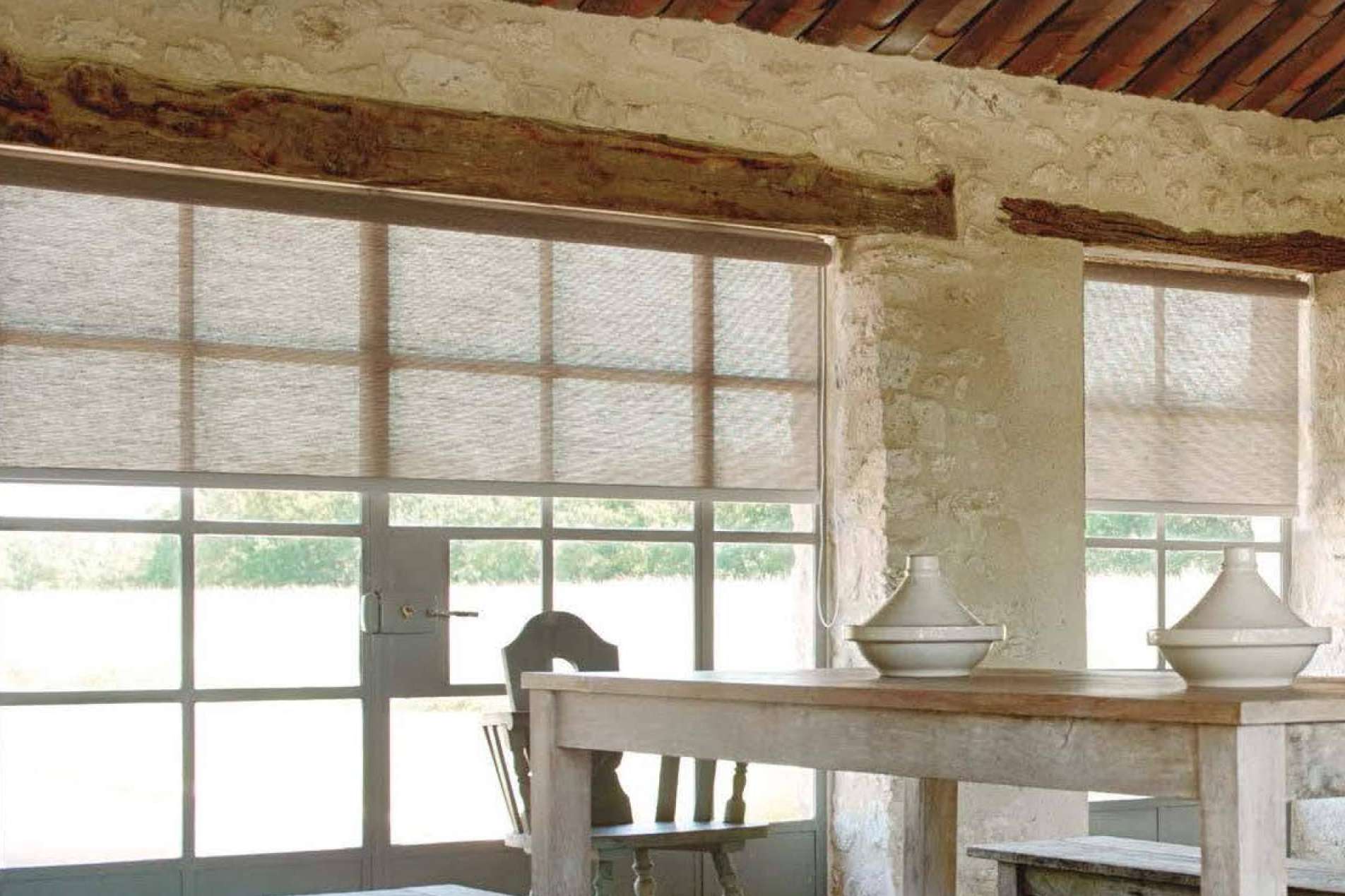 Elegancia funcional para un hogar confortable; estores enrollables de control solar