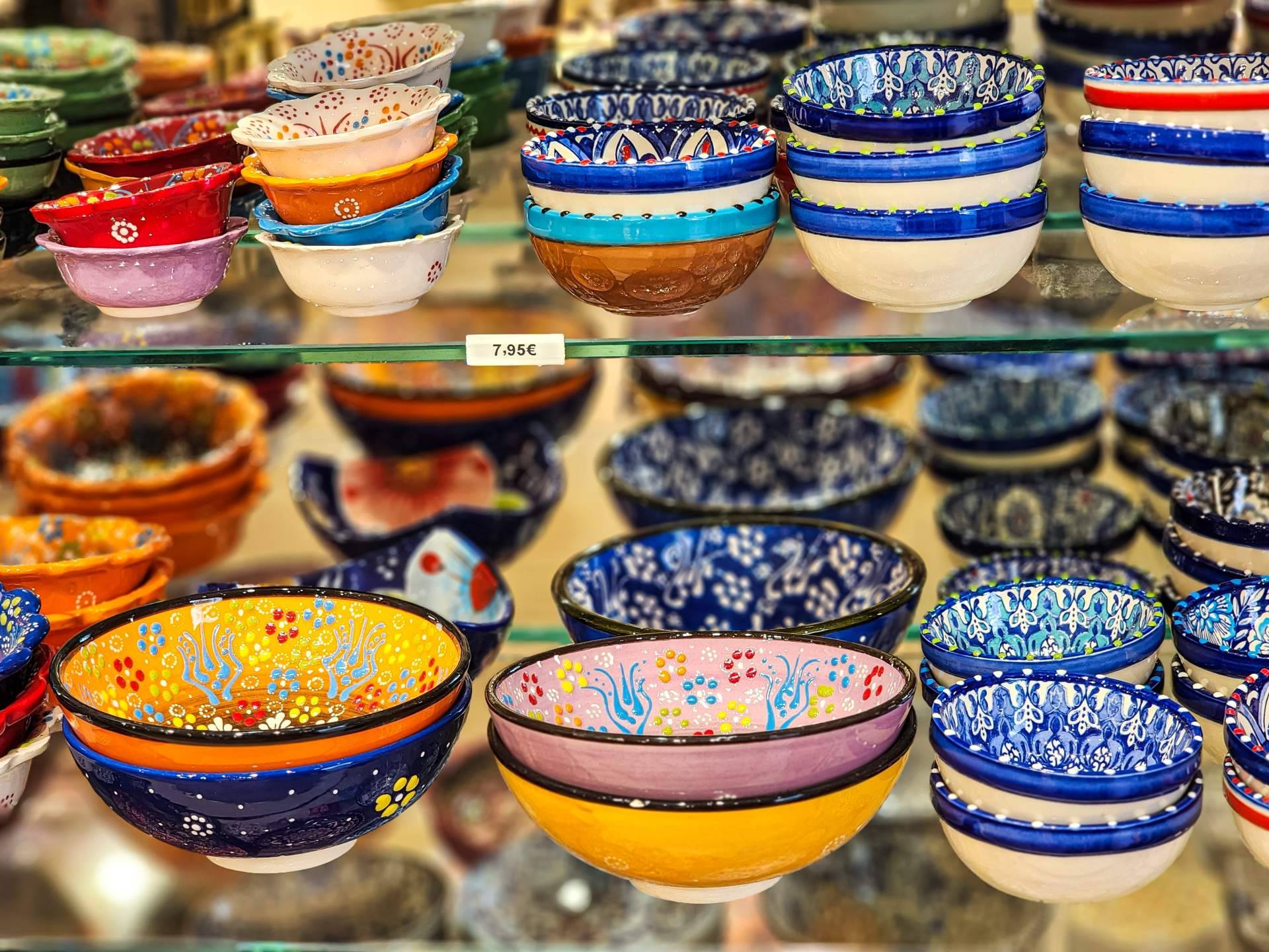 La belleza de los souvenirs de cerámica artesanal
