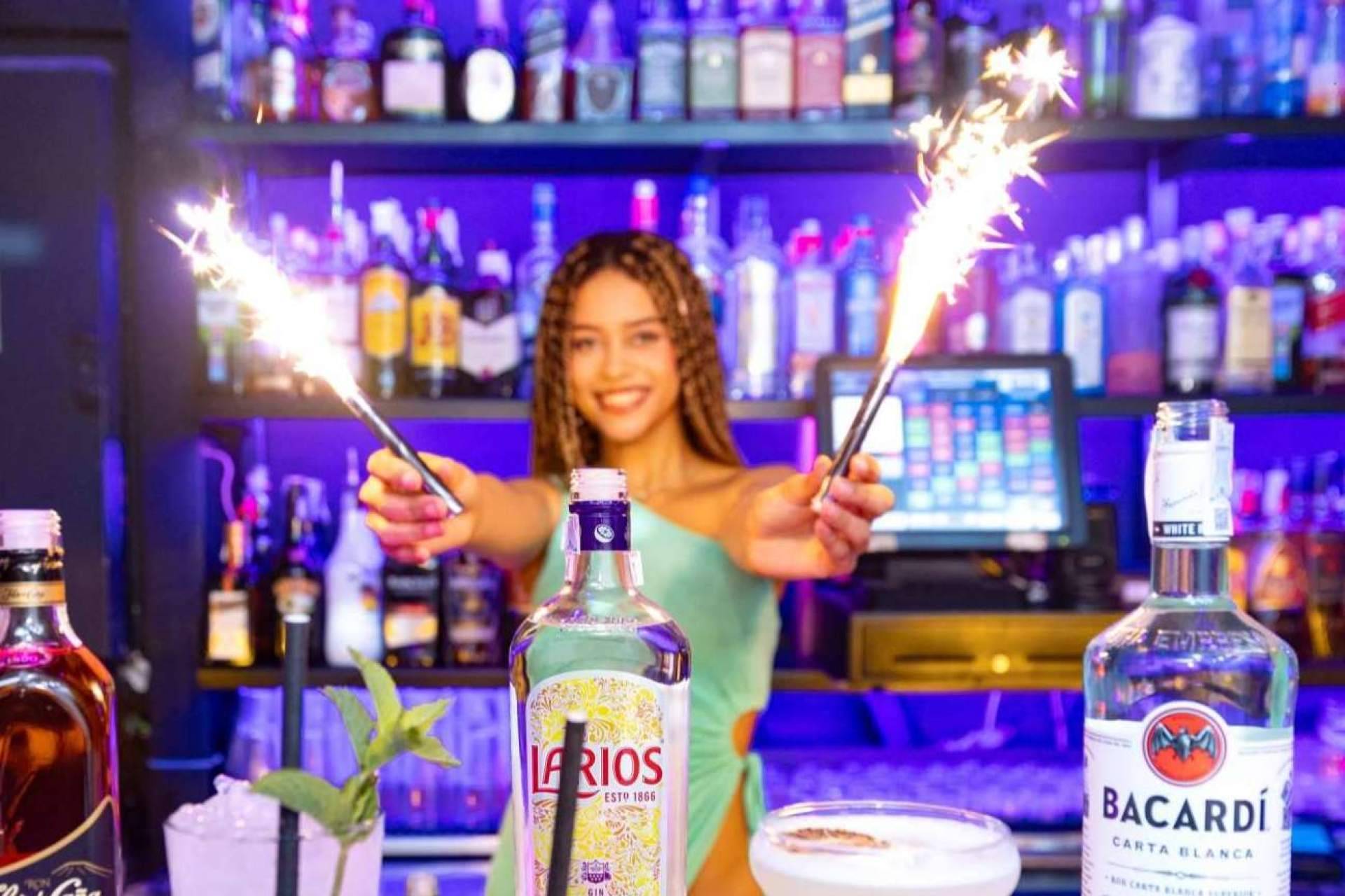 Disfrutar con los amigos de más de 600 chupitos es posible en Espit Chupitos, una sala en Madrid de referencia