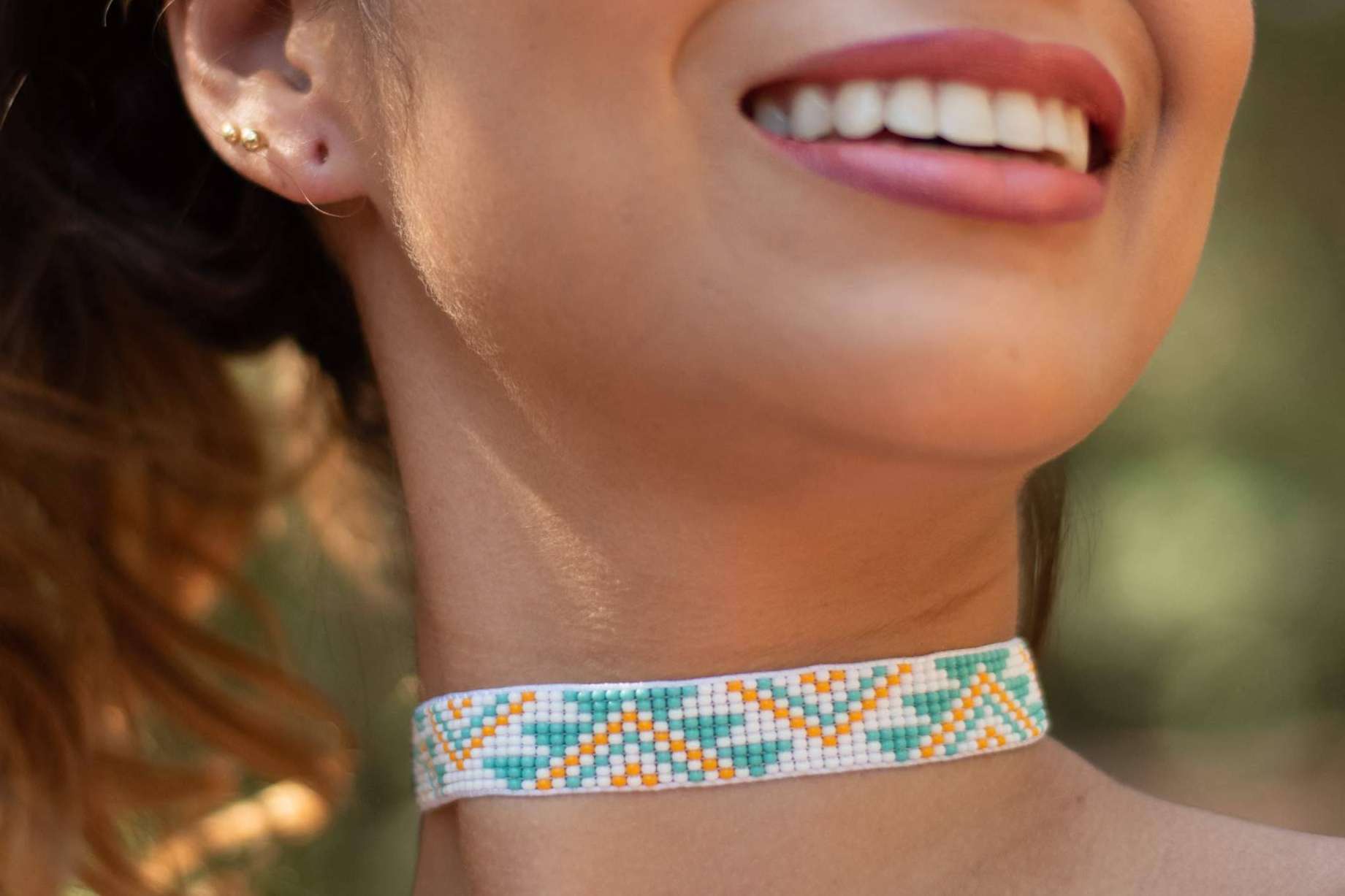 El impacto de piezas coloridas en verano; la joyería artesanal colombiana y los bolsos wayuu