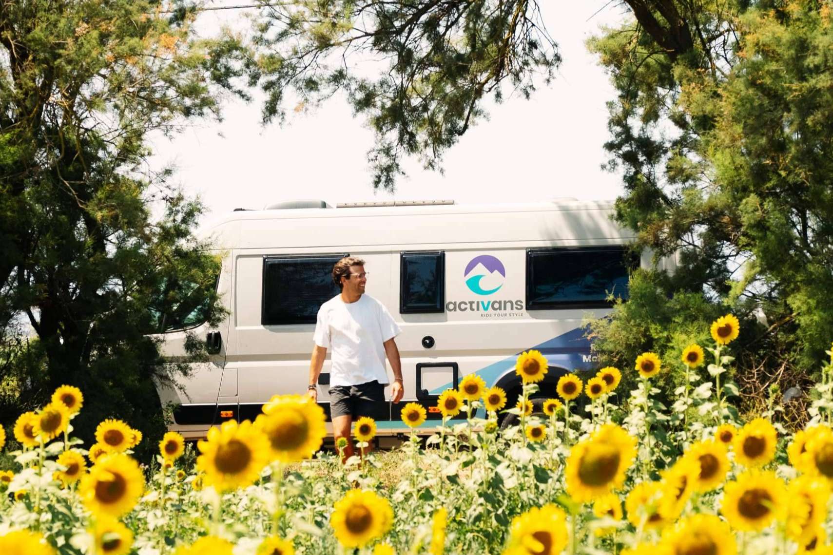 Explorar experiencias de viaje en familia únicas con el alquiler de autocaravanas de Activans en Girona