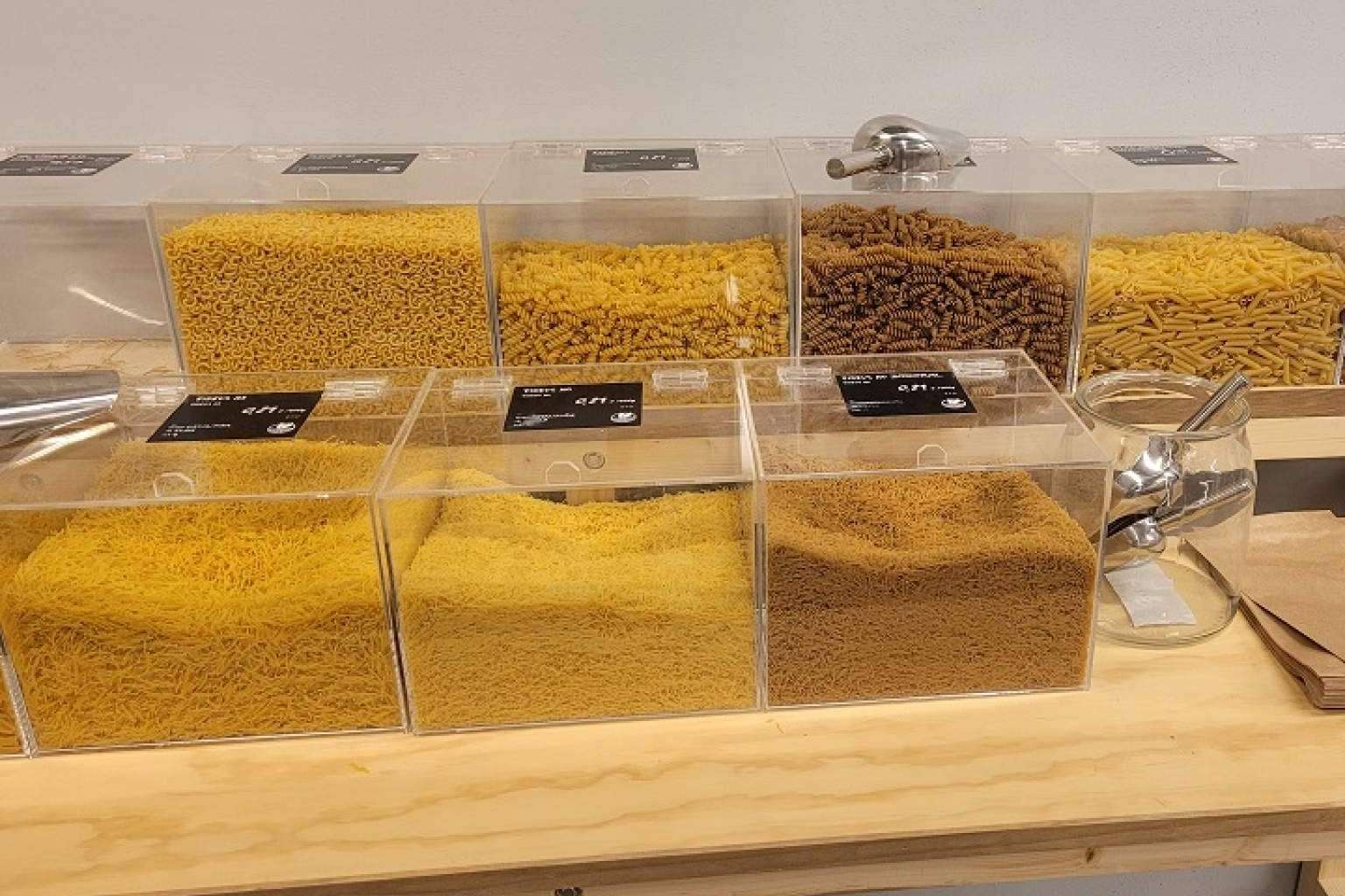 Un accesorio muy versátil adaptable a cualquier comercio es el metacrilato a medida de Equipotutienda