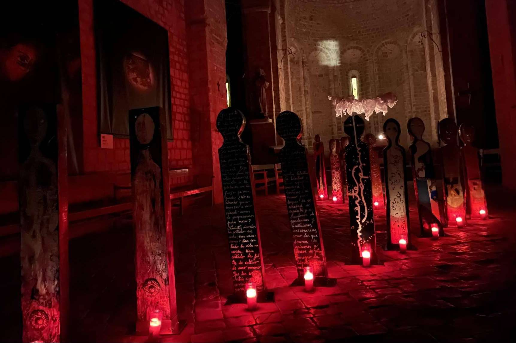 ¿Qué se puede ver en la exposición de Tótems en la iglesia románica de Sant Jaume de Frontanyà?