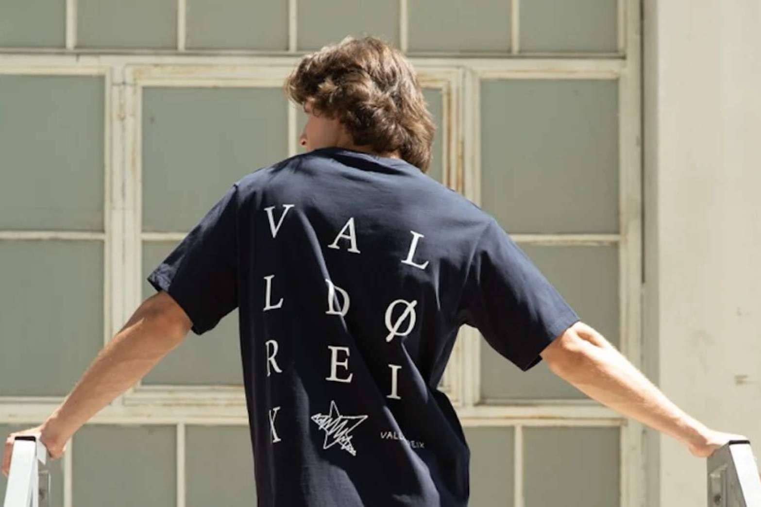 Las camisas streetwear son consideradas un icono de la moda masculina contemporánea