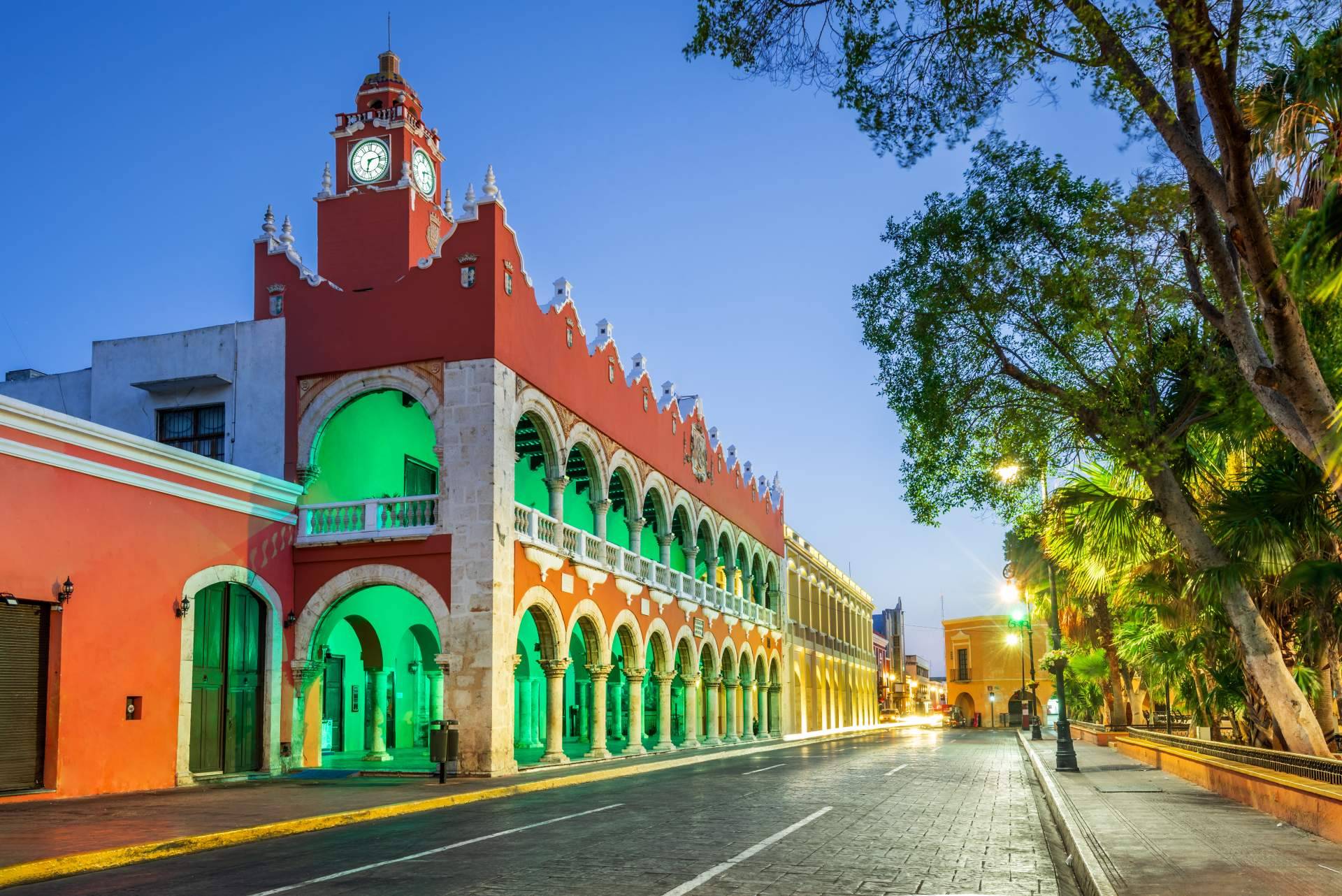 ¿Cuáles son los factores que han propiciado el aumento del turismo y la actividad económica en Yucatán?