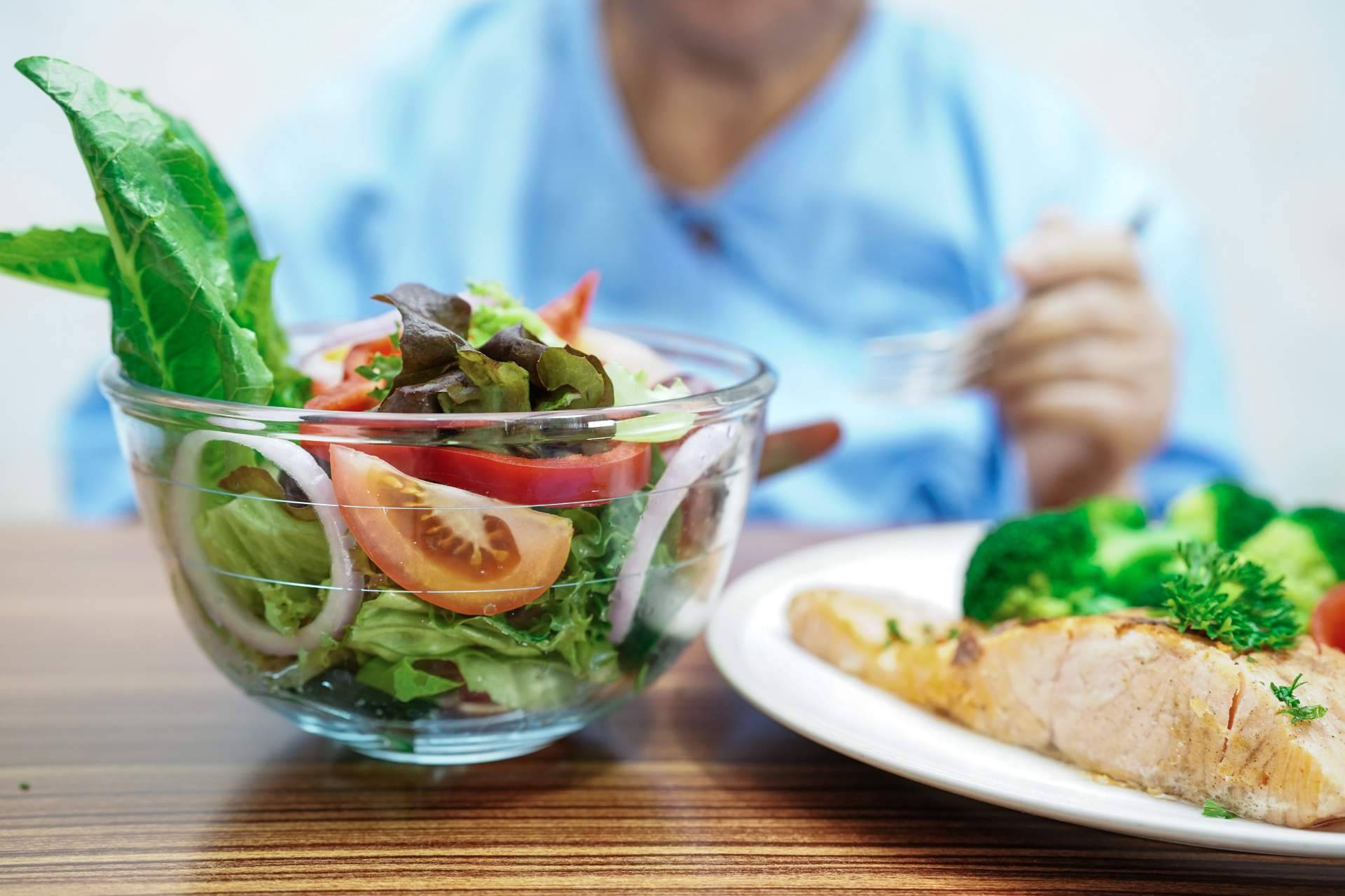 La importancia de prevenir la deficiencia de nutrientes y enfermedades metabólicas en las personas mayores