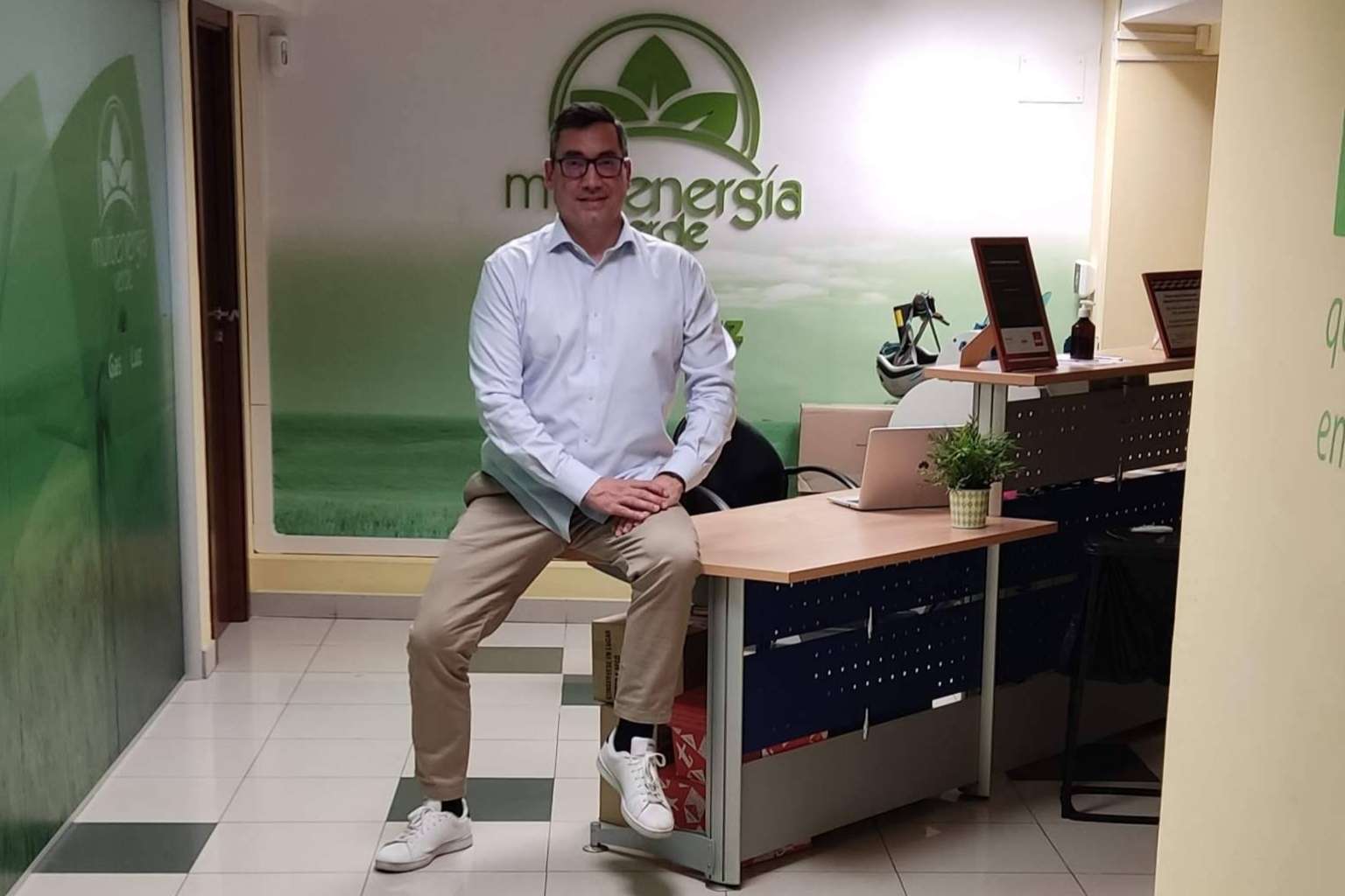 El CEO de Multienergía Verde, Francisco de la Cruz explica que consiguen ahorros del 60 % en la factura de la luz de las comunidades