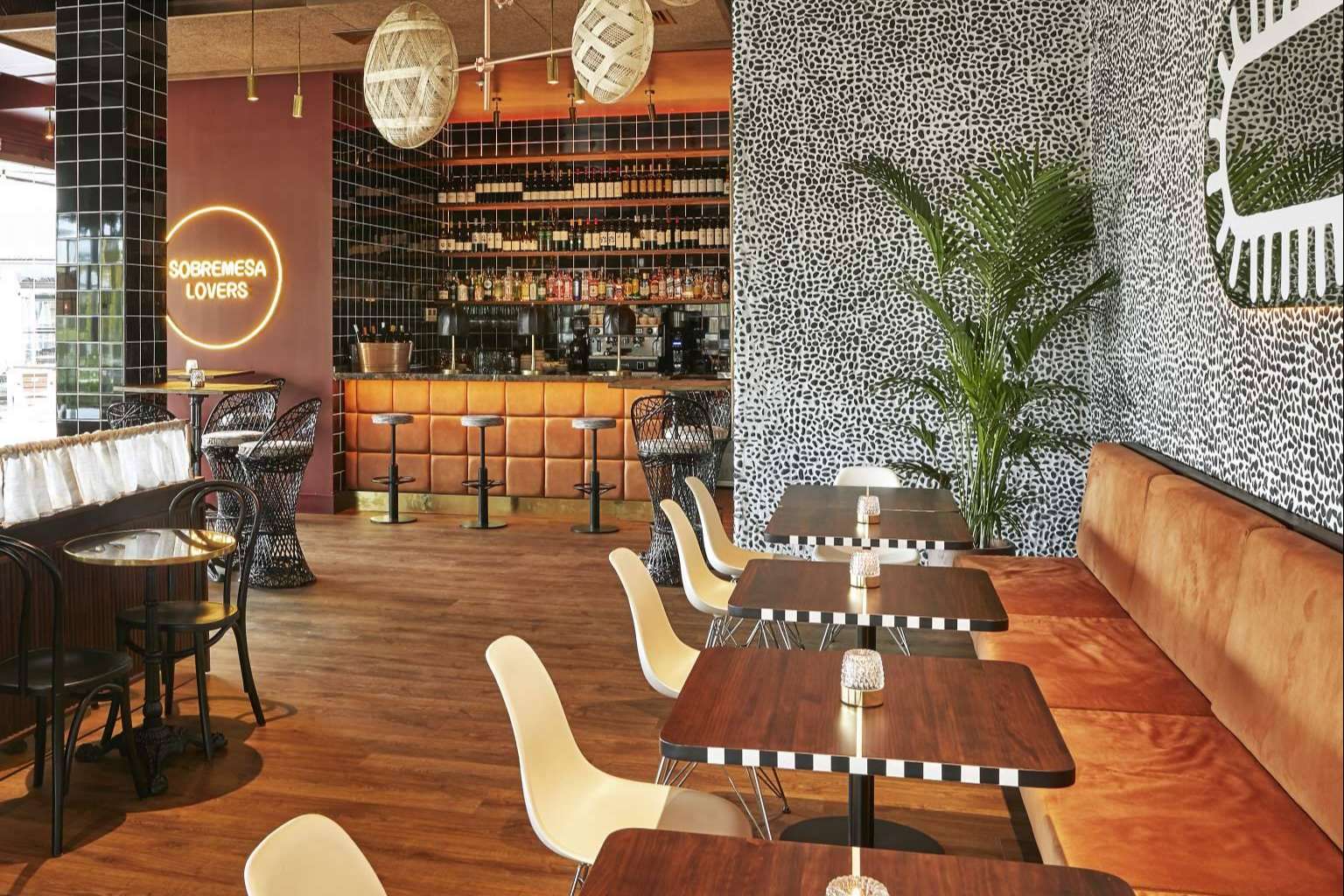 El local con personalidad propia, ASTA