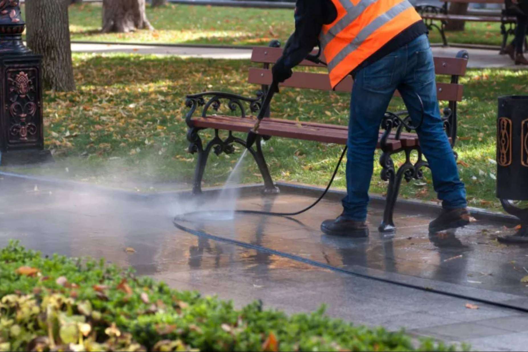 Los especialistas en servicios de mantenimiento y limpieza de mobiliario urbano de Galvañ Lacados