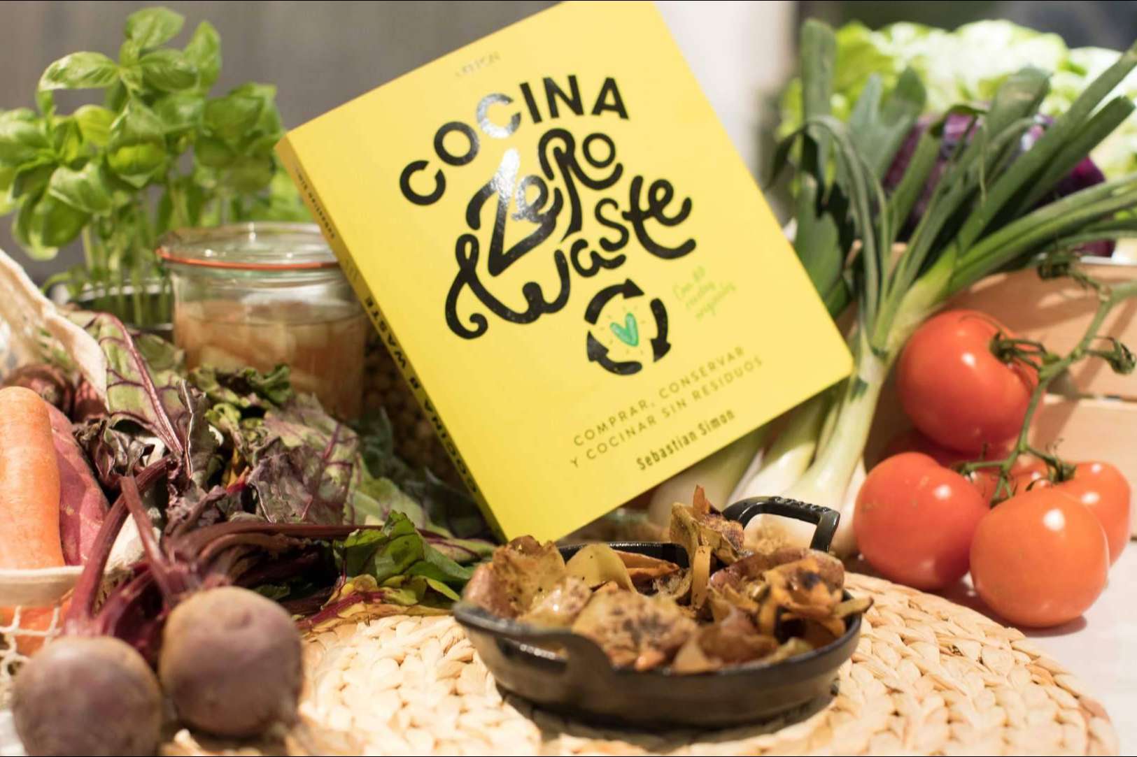 El libro que enseña a ahorrar convirtiendo mondas de plátano, posos de café o pipas de melón en deliciosos platos