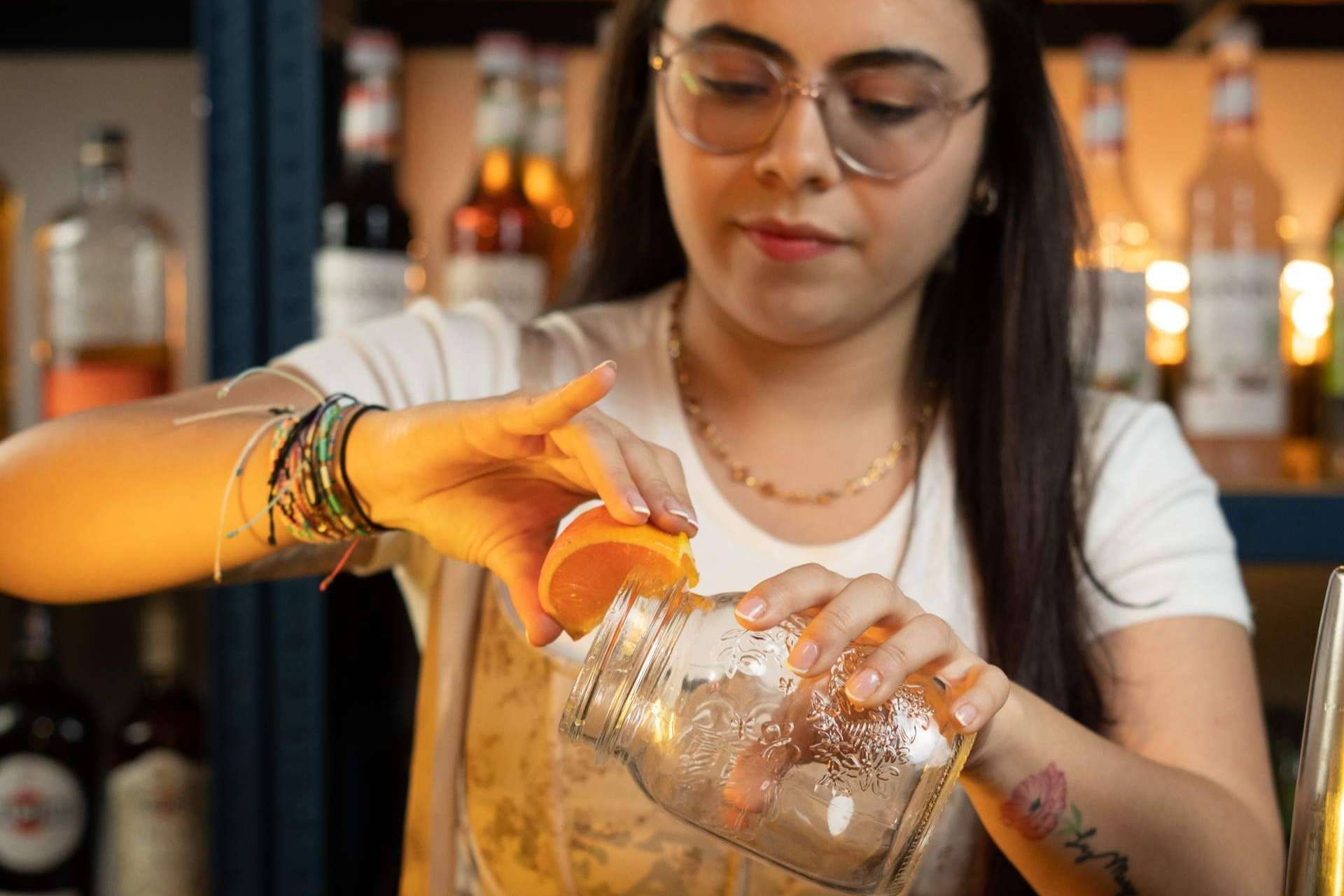 El curso de bartender profesional, forjando maestros de la coctelería a través de la experiencia práctica