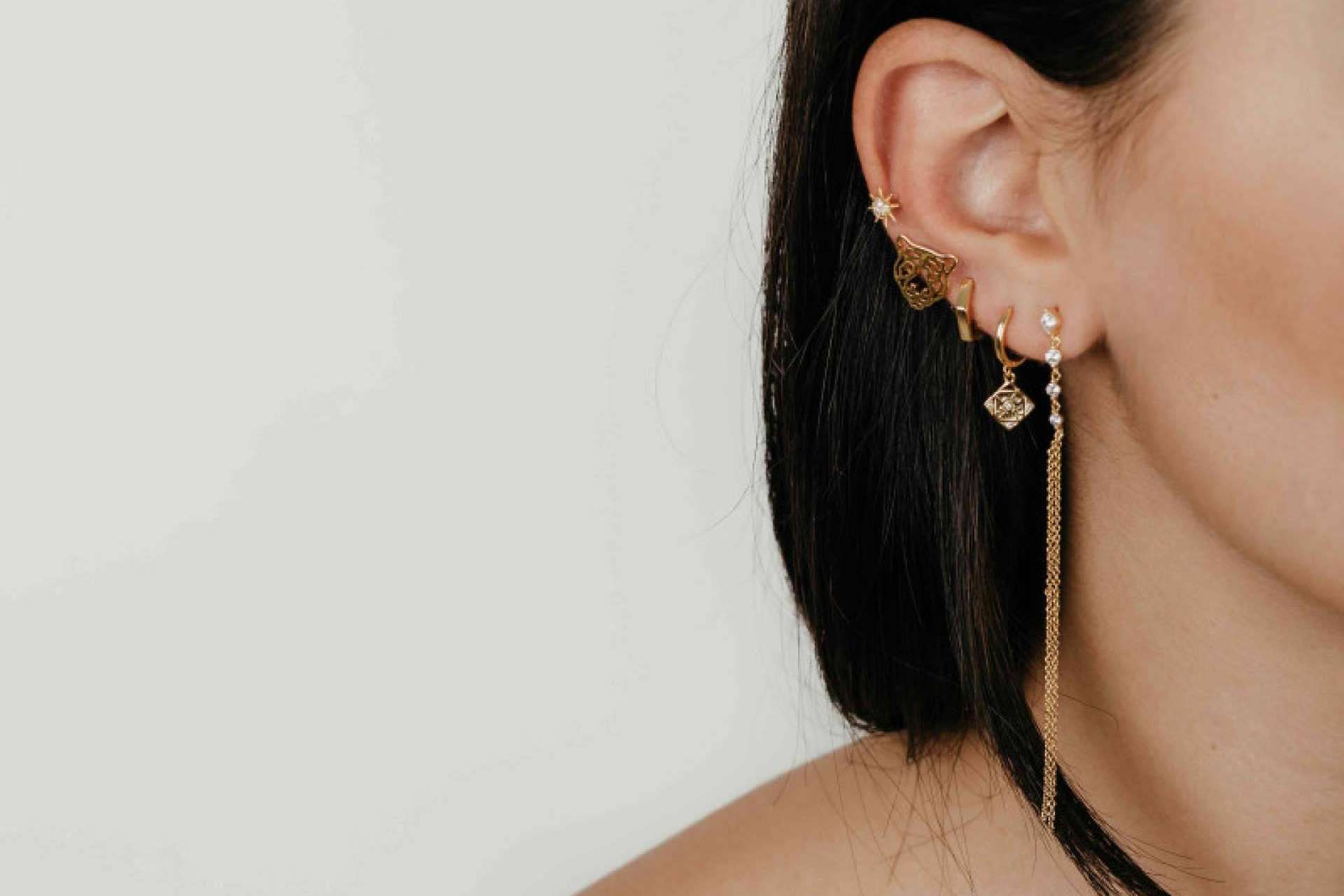 Pendientes de plata, la manera más sencilla de elevar un look este otoño