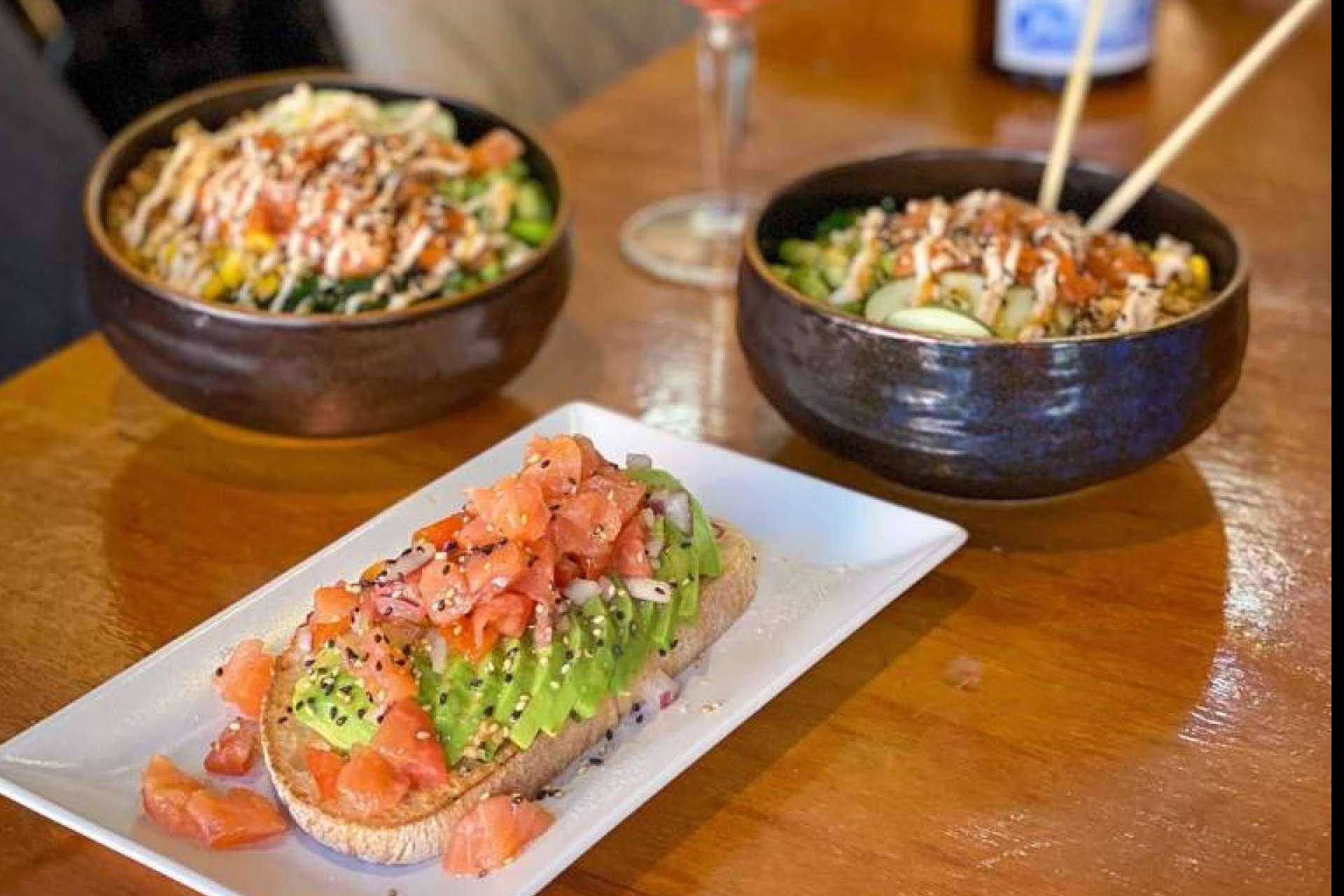 ¿Dónde encontrar un mercado gastronómico donde disfrutar de comida internacional en Madrid? Understreet Market