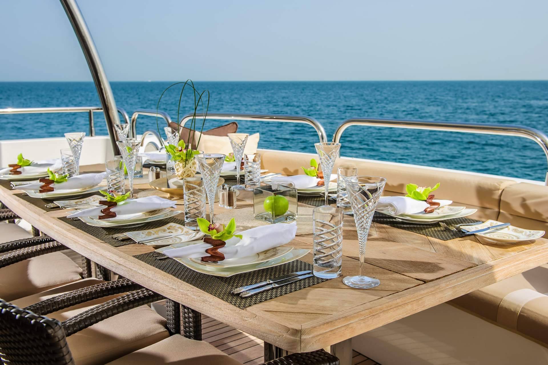 Sondevela posibilita alquilar un catamarán o barco para una cena de empresa