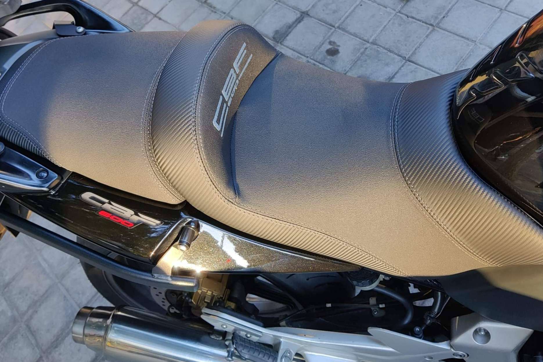 Asientos para motos personalizados con la firma JM-FUNDAS