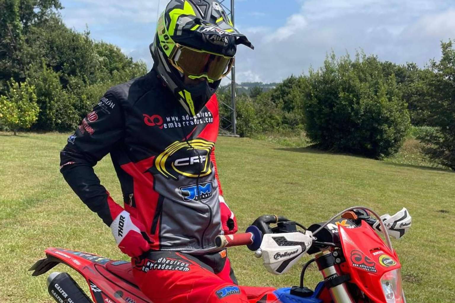 La importancia de la ropa personalizada en una disciplina como el motocross, con ADHESIVOSEMBARRADOS