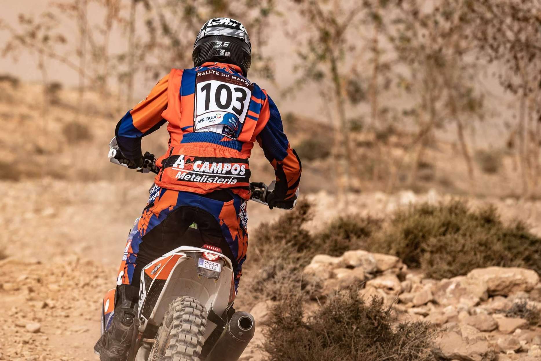 La firma ADHESIVOSEMBARRADOS ofrece equipación para moto off road