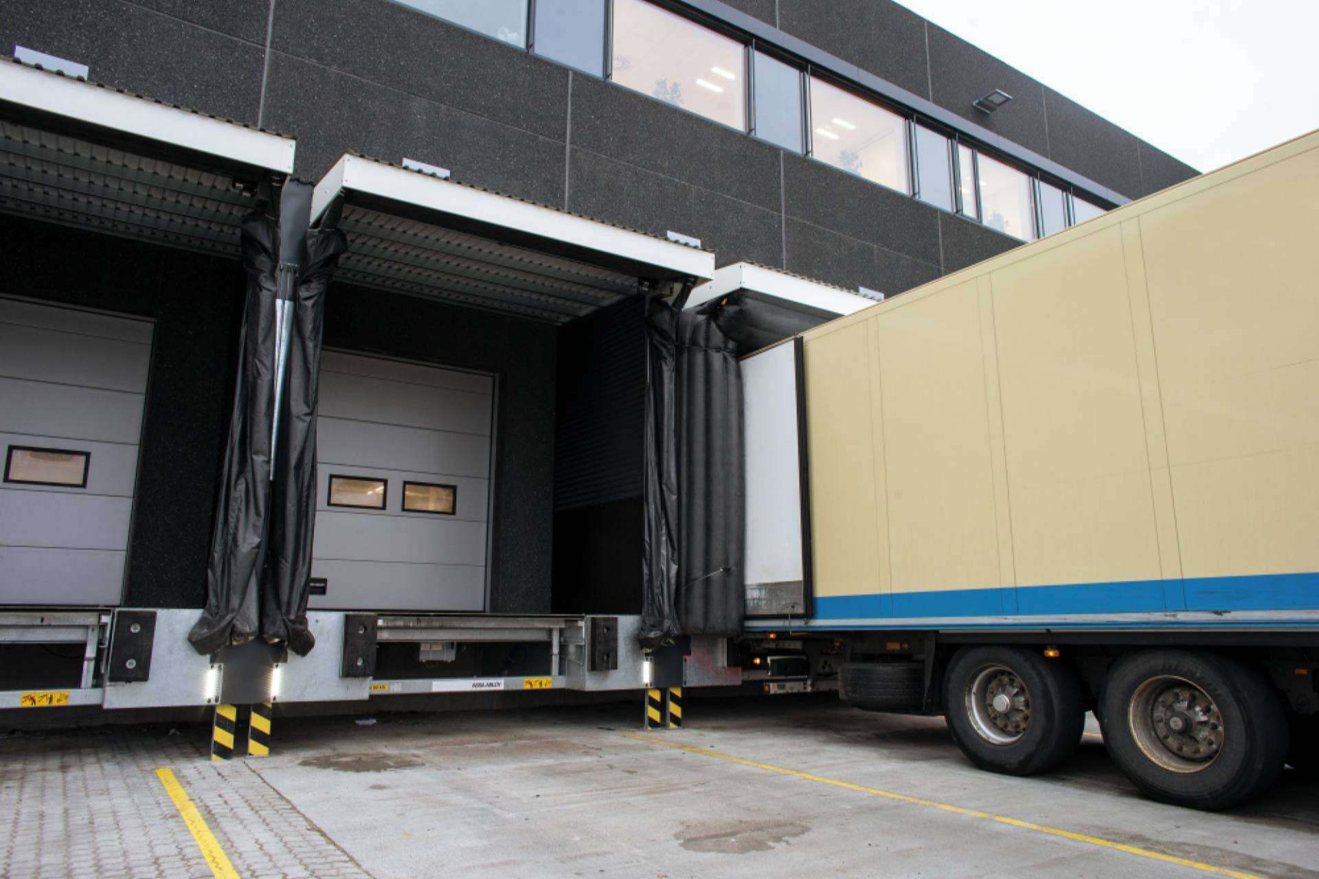 ASSA ABLOY, especialista en equipos para carga y descarga