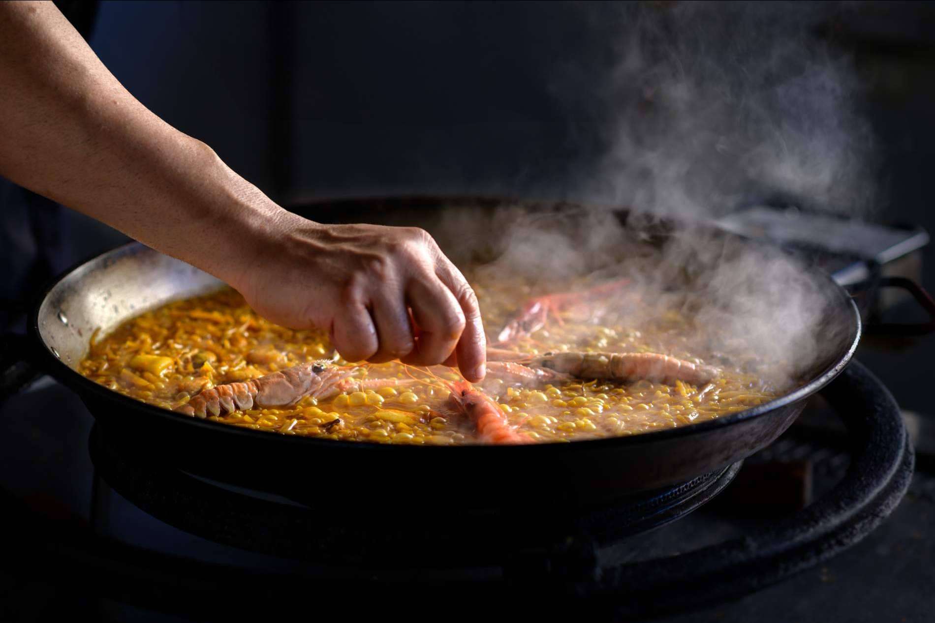 Revolución en la comida tradicional de la mano de Paella va!, el delivery de paellas en caldero de hierro