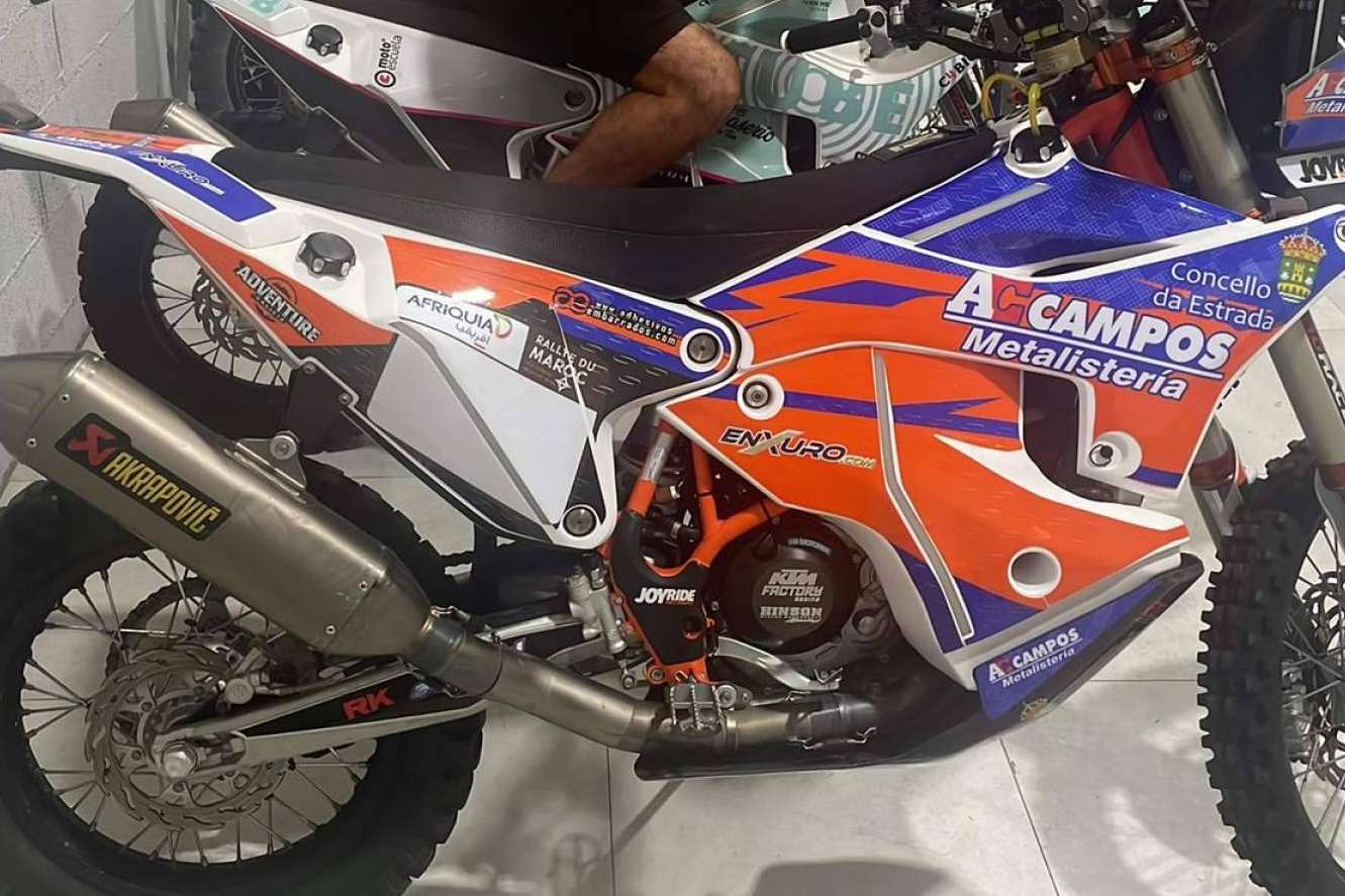 Dar a las motos un nuevo aspecto con plásticos y adhesivos de motocross