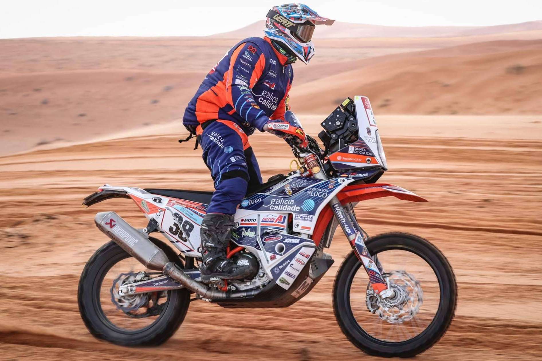 ADHESIVOSEMBARRADOS y sus equipaciones personalizadas para los amantes de las motos