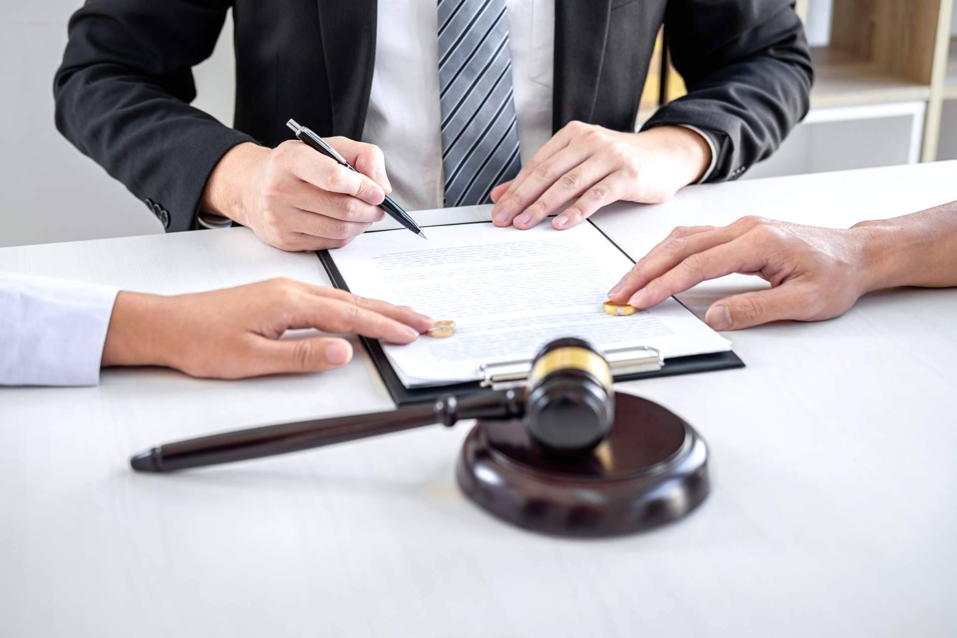 Oportuna Legal informa sobre las comisiones bancarias