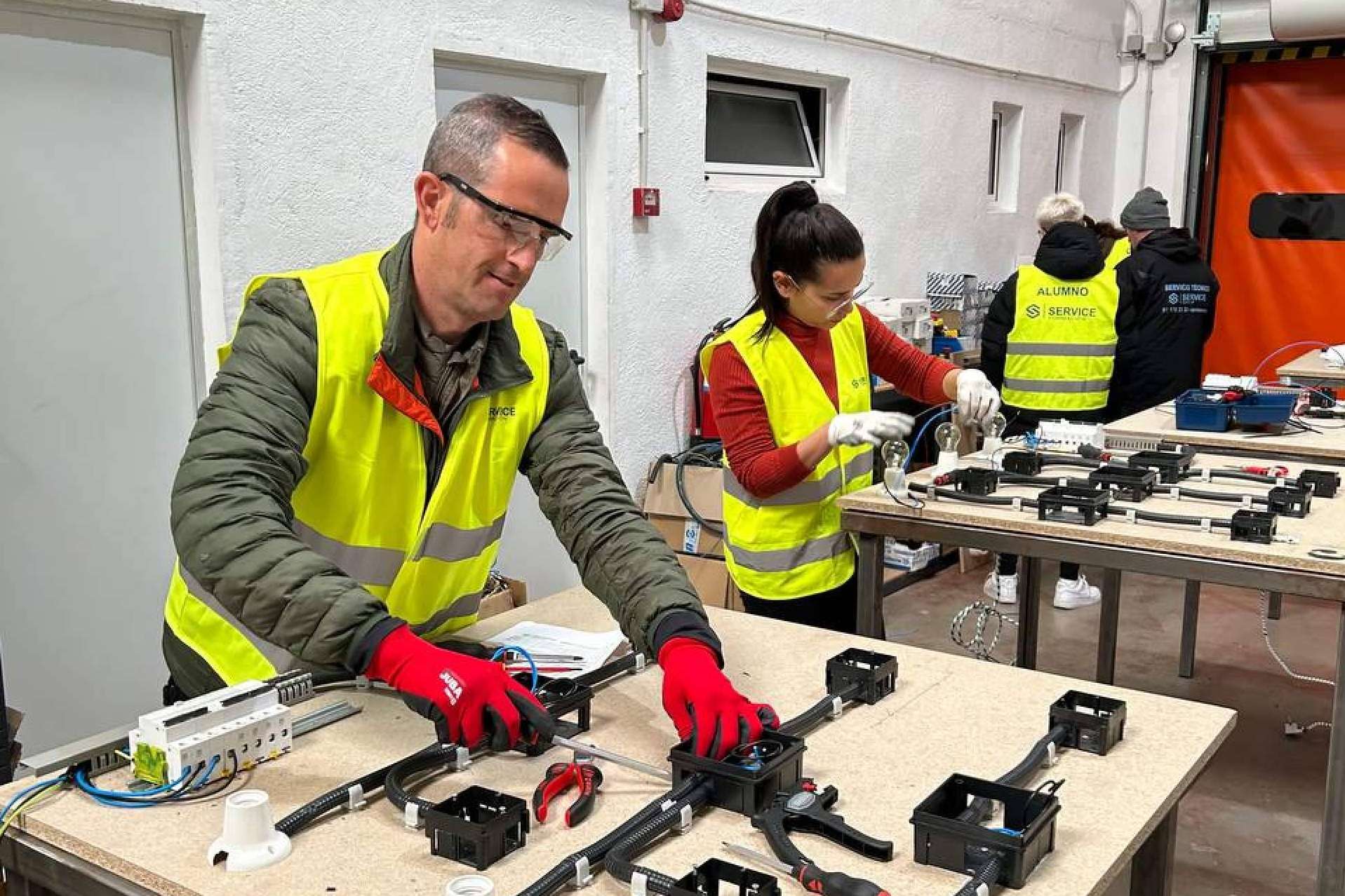 La formación en Técnico Auxiliar de Puertas Automáticas de Servicedoor Formación