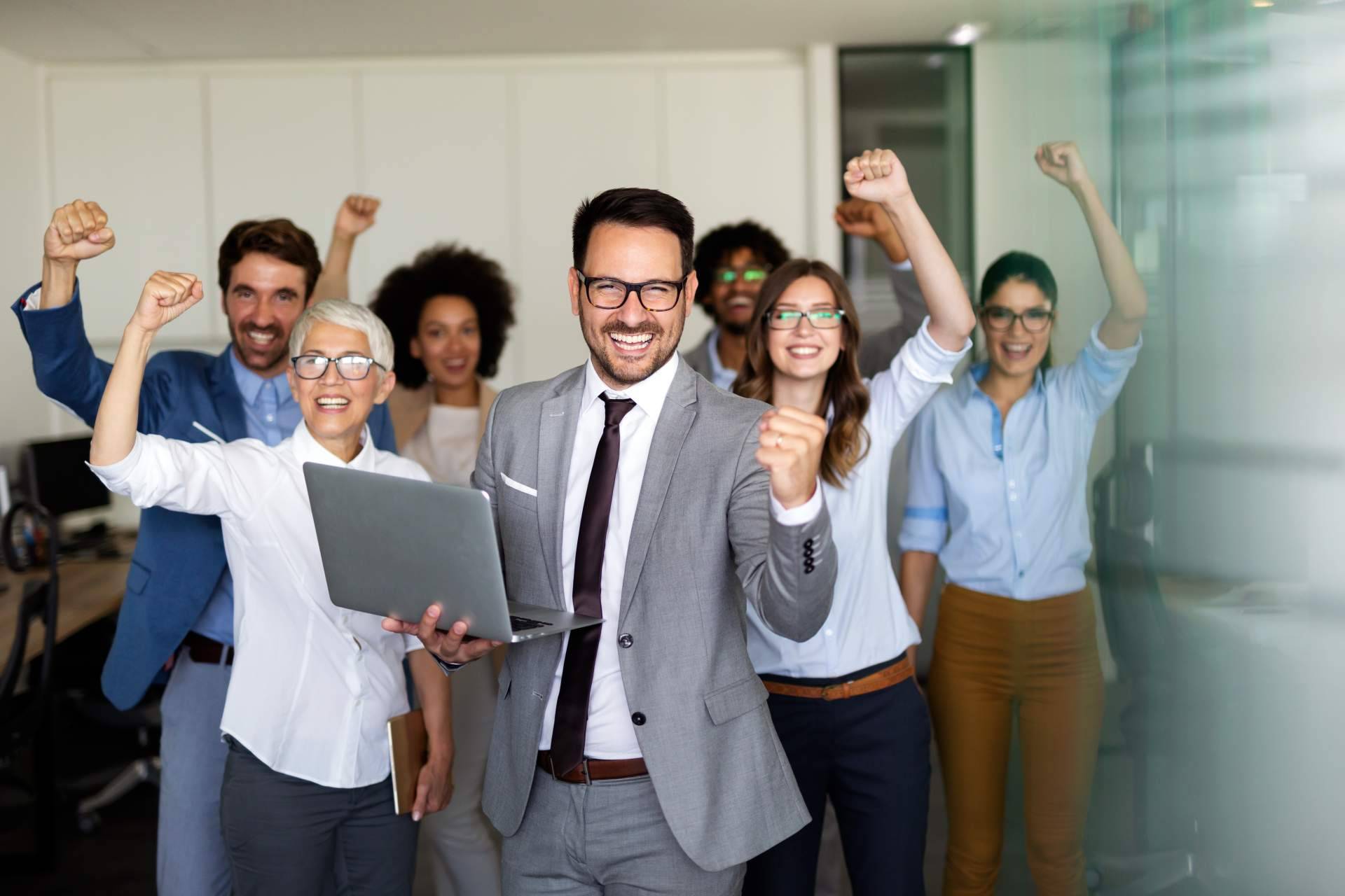 Preparar a un equipo para la era de la inteligencia artificial con estrategias de reskilling y upskilling