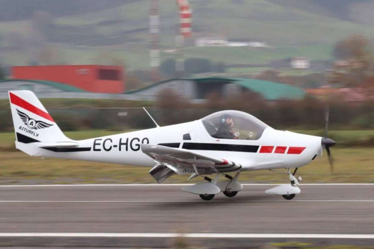 Volar en ultraligero sobre los acantilados de la costa asturiana con Asturfly