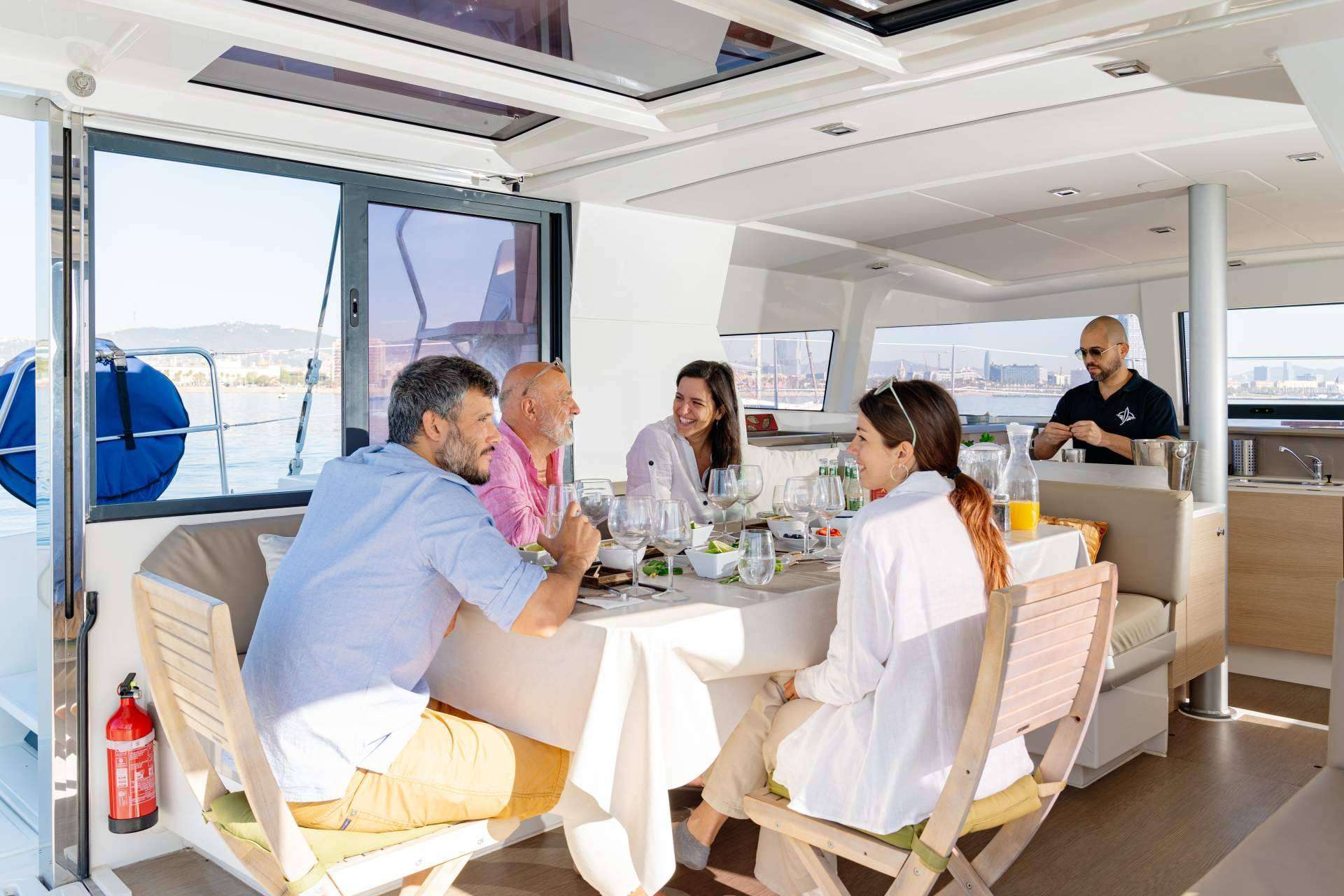 Sondevela ofrece disfrutar de una experiencia de lujo a bordo con el alquiler de un catamarán privado en Barcelona