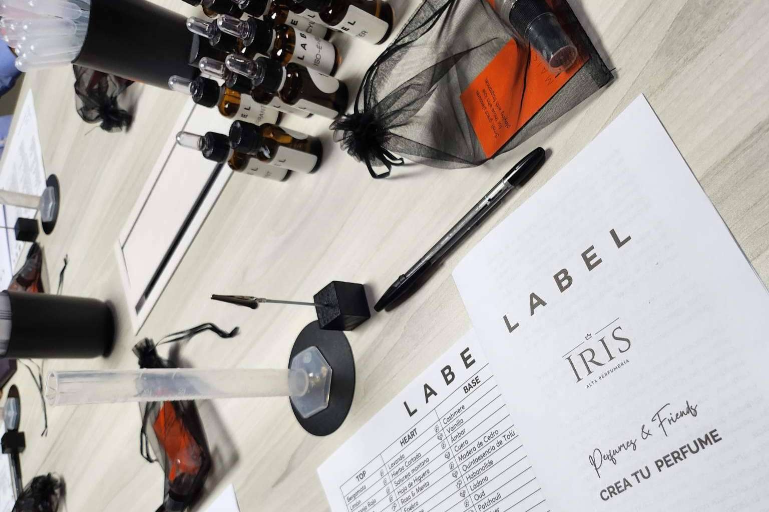 Iris y Label se unen para crear fragancias únicas en un taller de perfumes