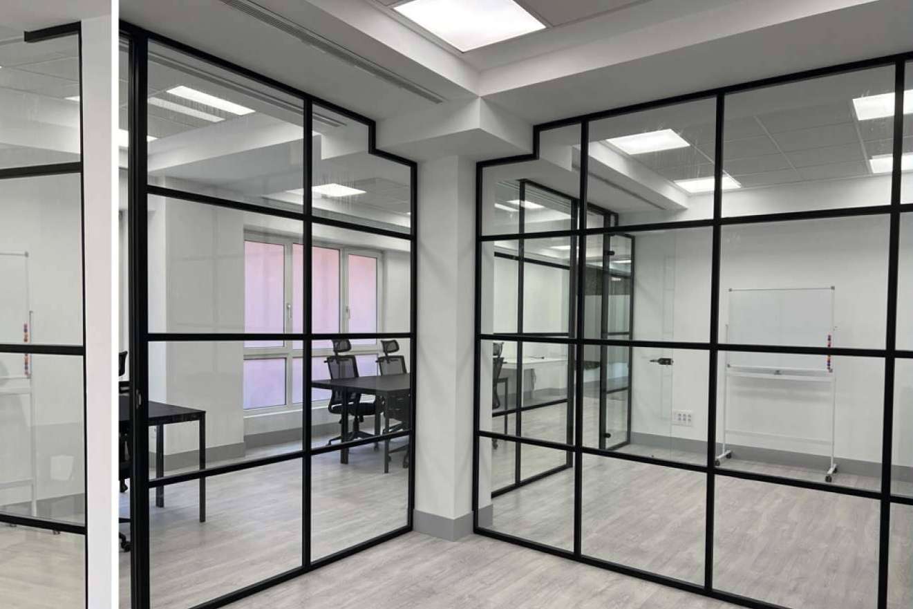 Con Office Deco es posible personalizar mamparas de oficina para reflejar la identidad de una marca