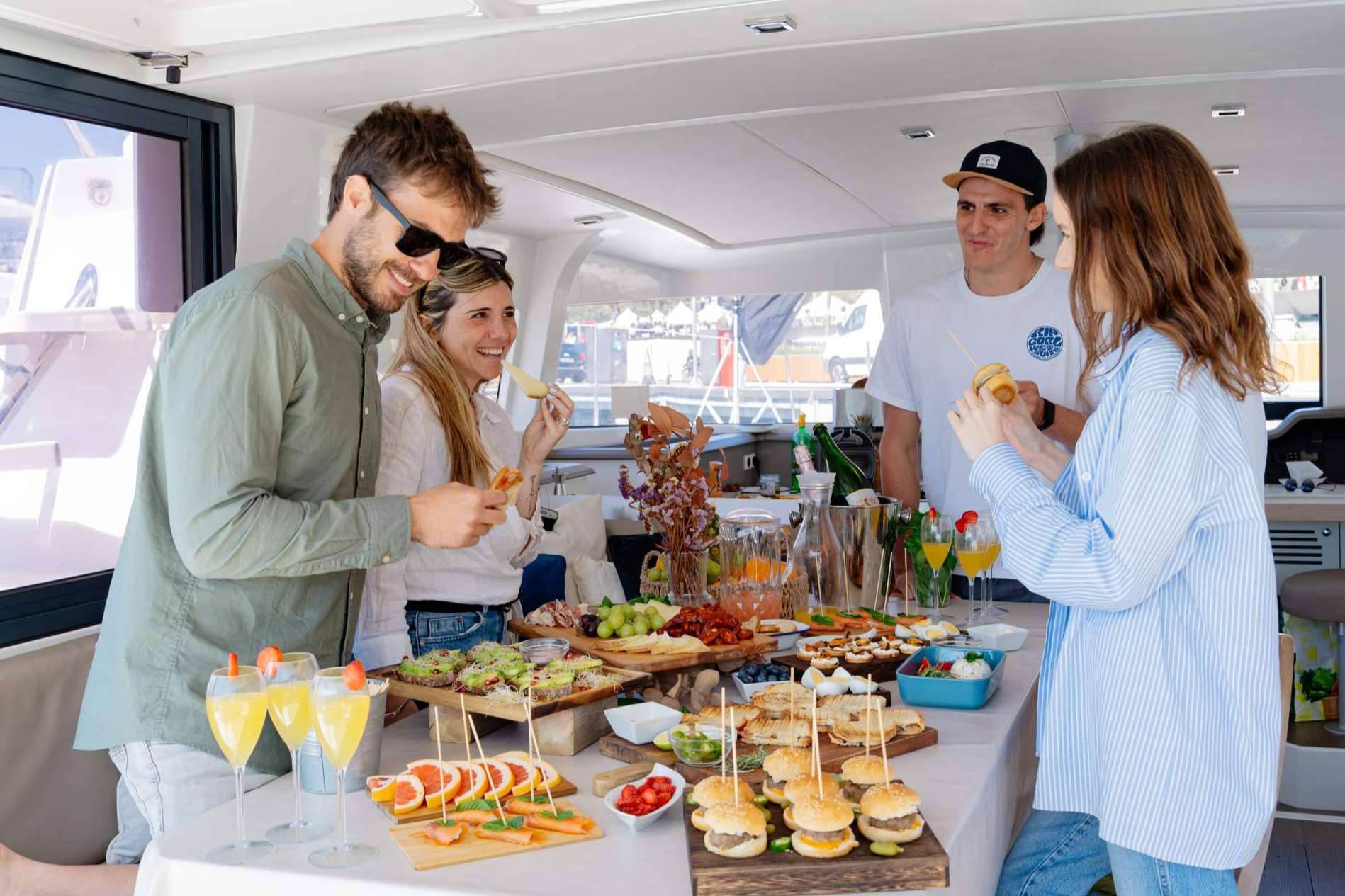 Sondevela ofrece una experiencia gastronómica inolvidable de brunch en Barcelona, a bordo de su catamarán de lujo