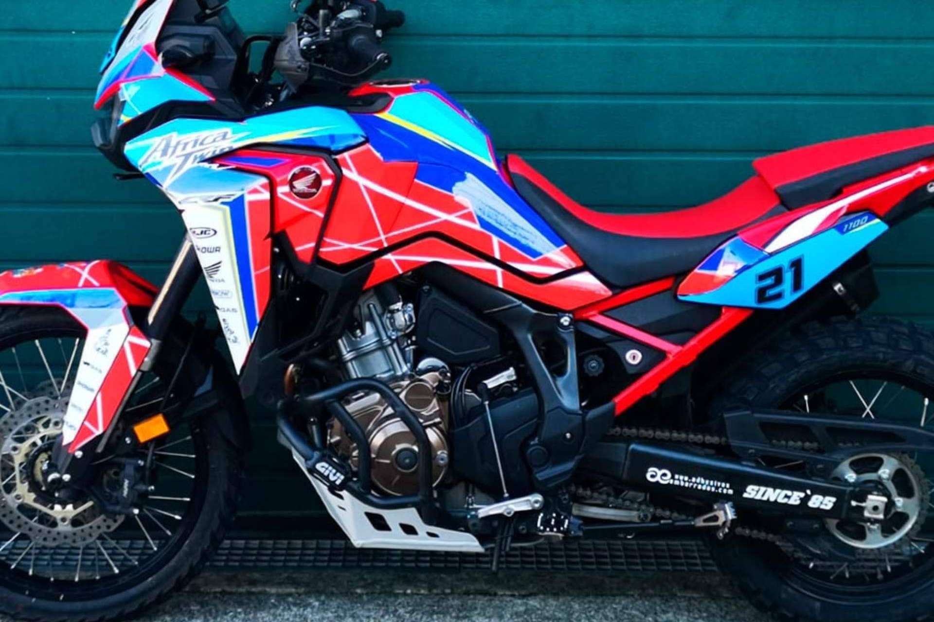 Soluciones únicas en adhesivos personalizados para motos y quads con ADHESIVOSEMBARRADOS
