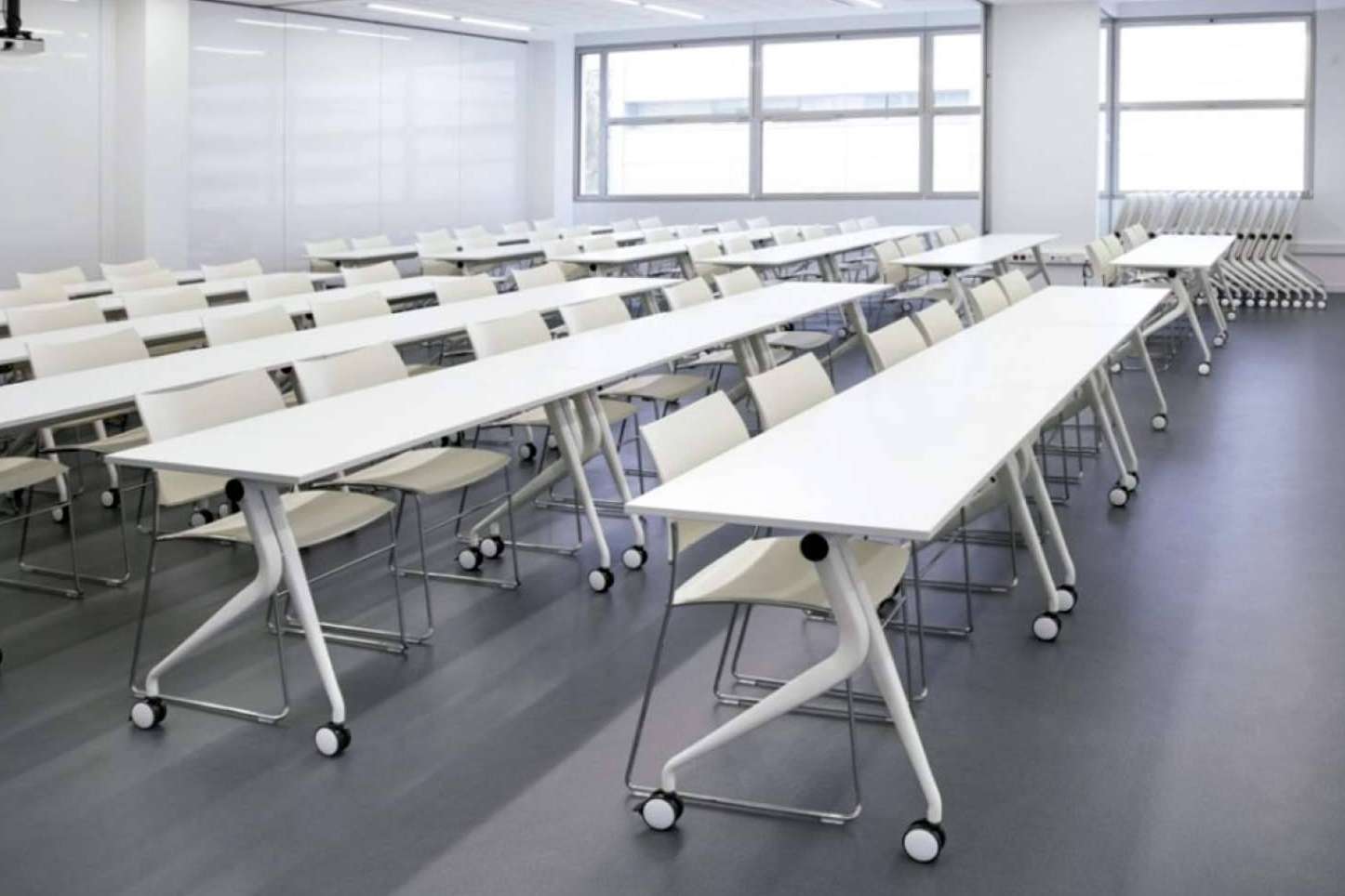 Mesas móviles, la solución versátil para empresas y academias modernas