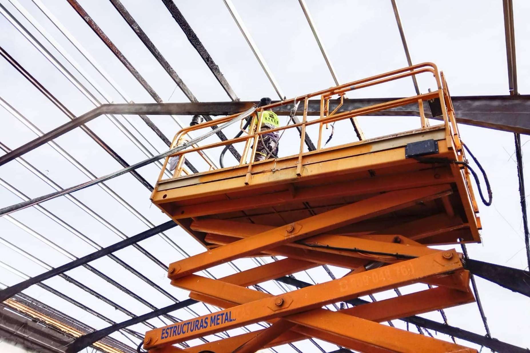 Serviarnau refuerza la protección de estructuras con su limpieza mediante chorro de arena