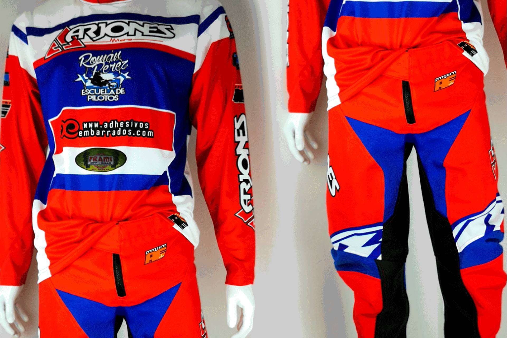 ADHESIVOSEMBARRADOS completa su propuesta offroad con ropa de motocross personalizada