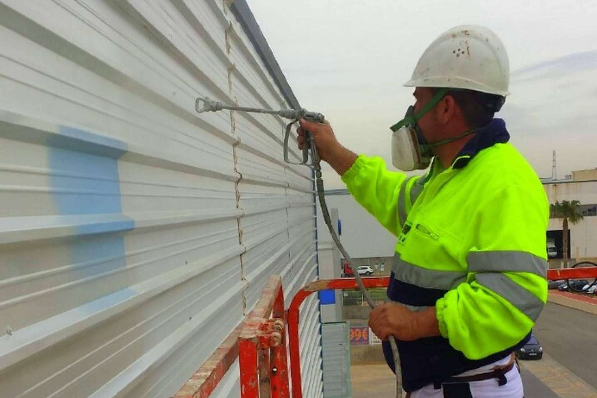 Aplicación de pintura industrial en grandes superficies con garantía técnica de Serviarnau