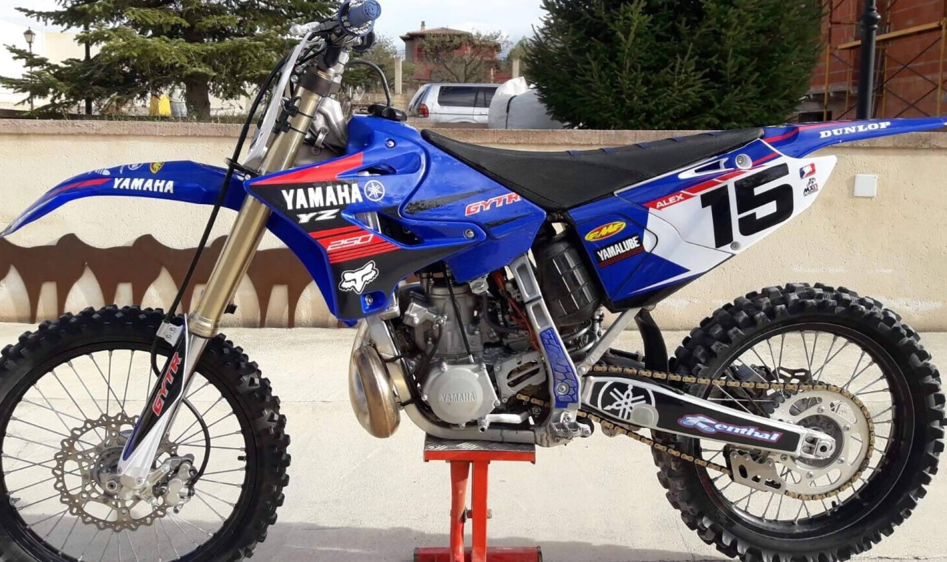 ADHESIVOSEMBARRADOS impulsa la personalización de motos onroad y offroad con kits de adhesivos exclusivos