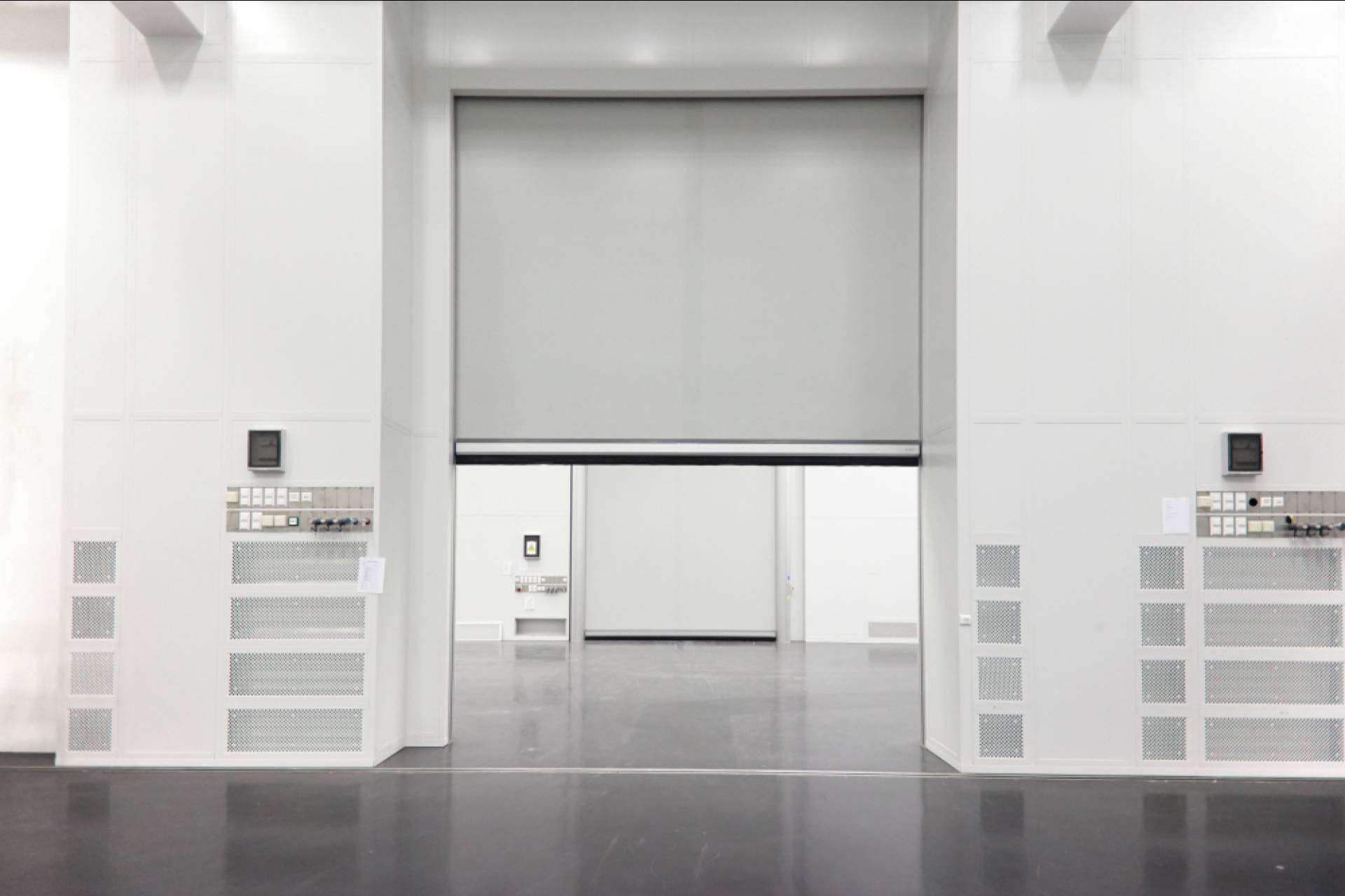 ASSA ABLOY presenta innovadoras puertas rápidas diseñadas para entornos de salas blancas exigentes