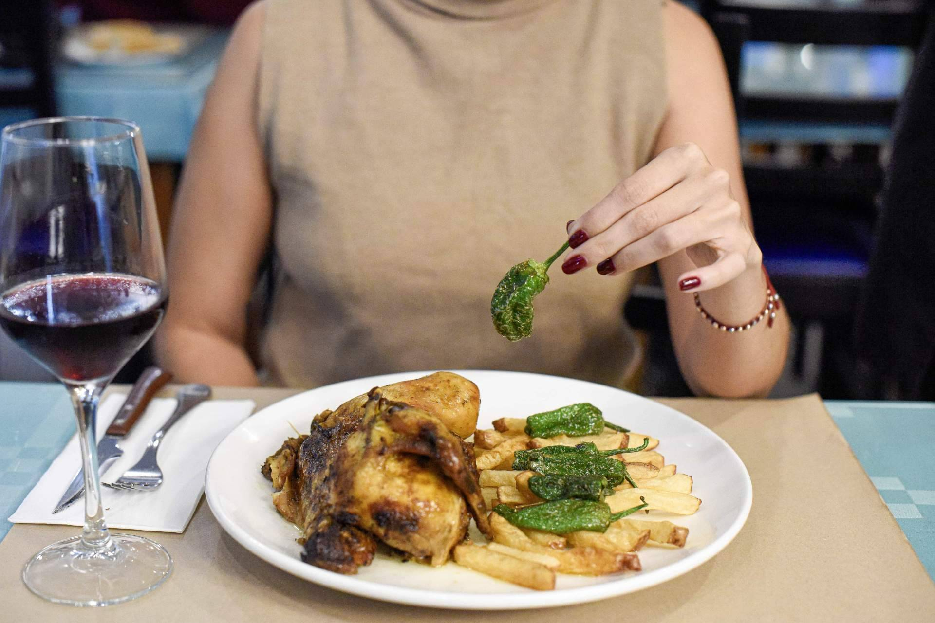 La brasa como eje culinario en Pasa Tapas, restaurante emblemático de la Barceloneta