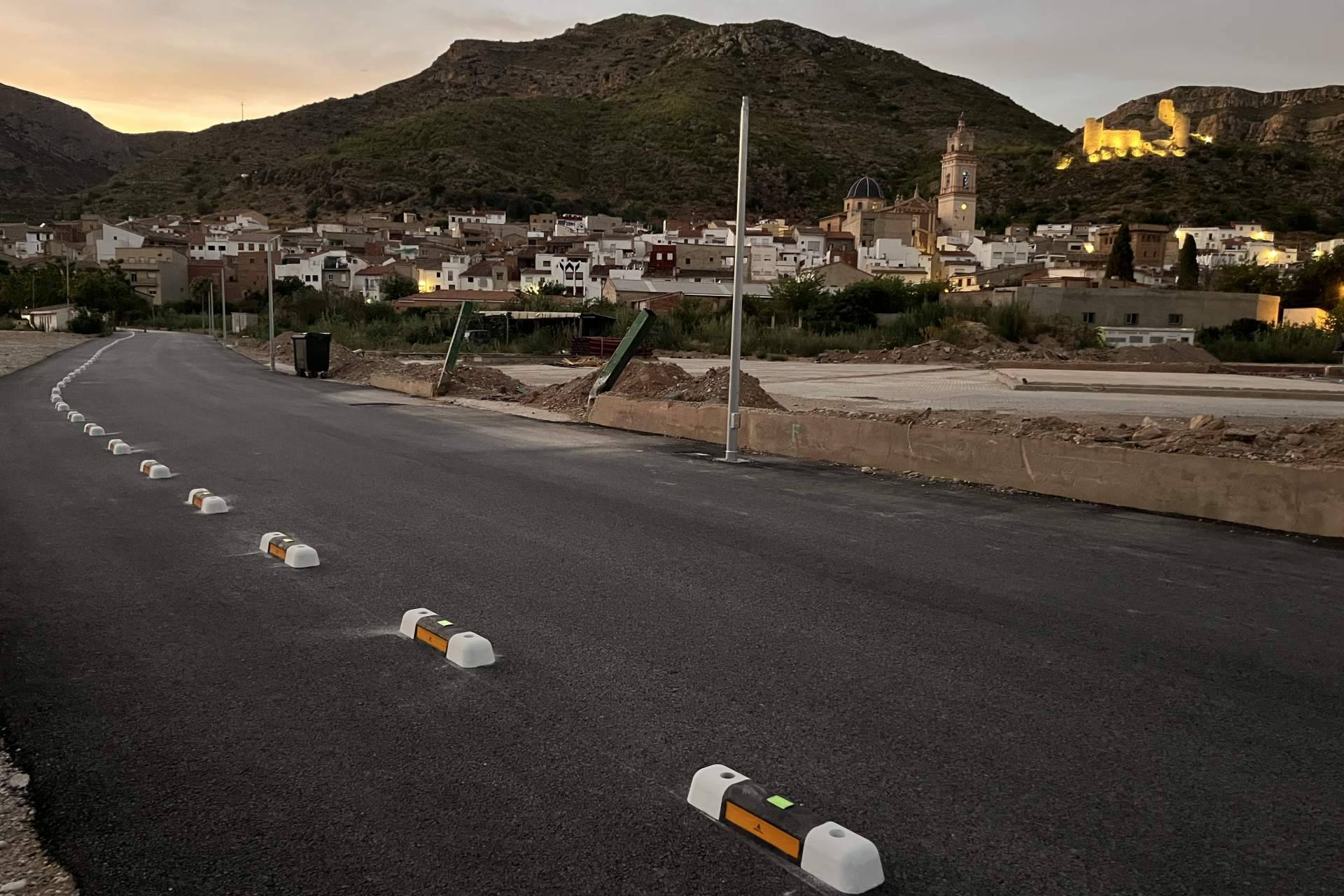 Abadecom Urban impulsa la movilidad segura y sostenible con su revolucionario separador de carril bici fotoluminiscente