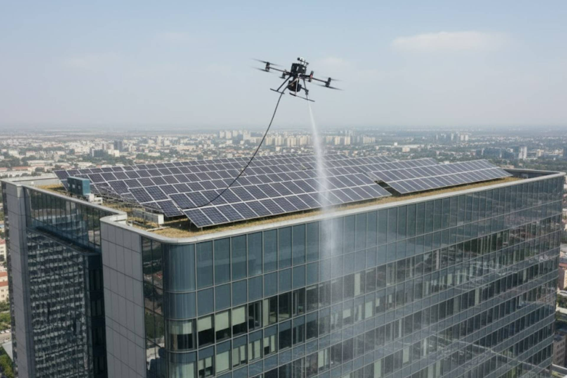 Cristales y fachadas relucientes sin andamios; Galvañ Lacados apuesta por drones de limpieza