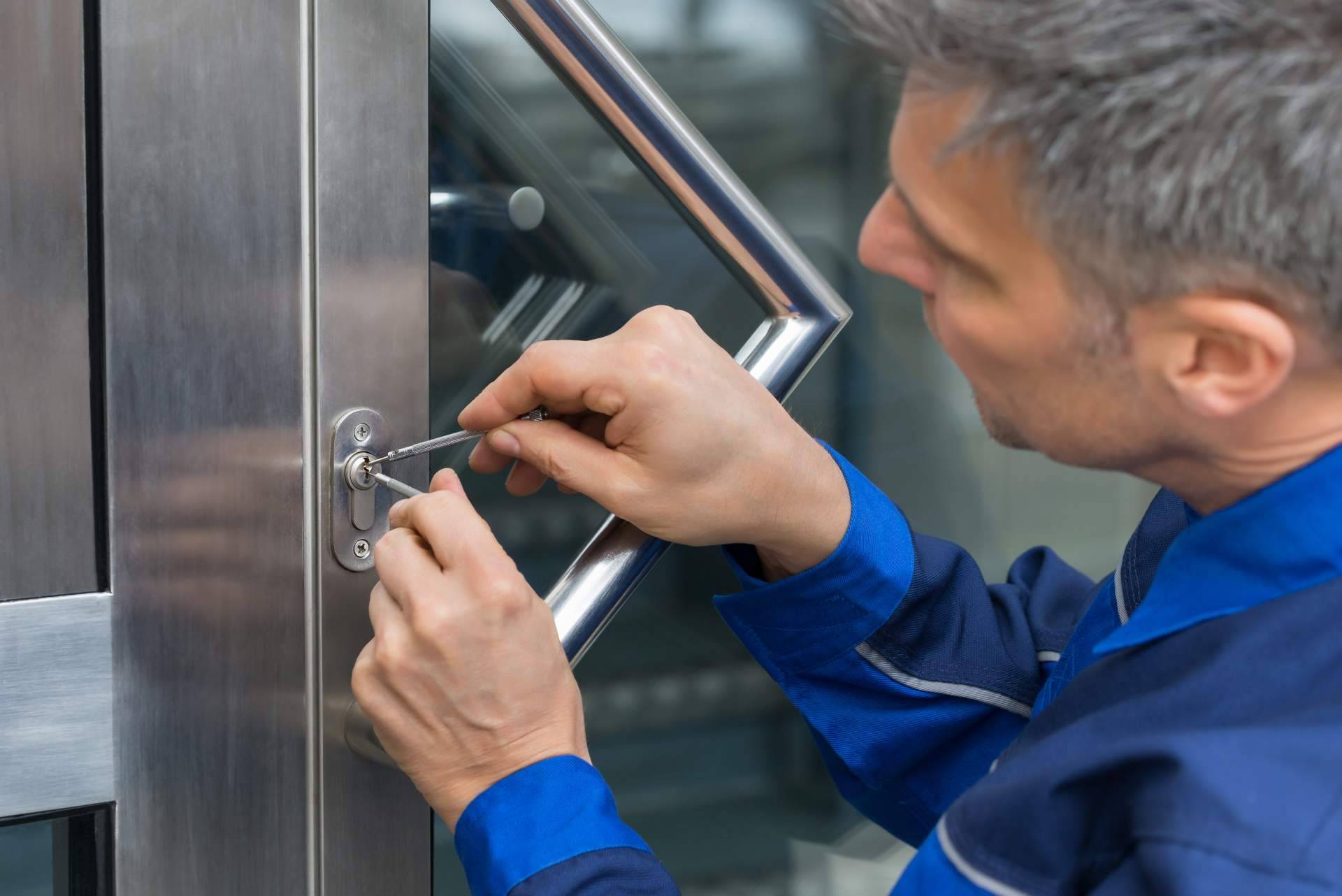 Apertura de Puertas atiende urgencias en Madrid con cerrajeros 24 horas y soluciones antirrobos