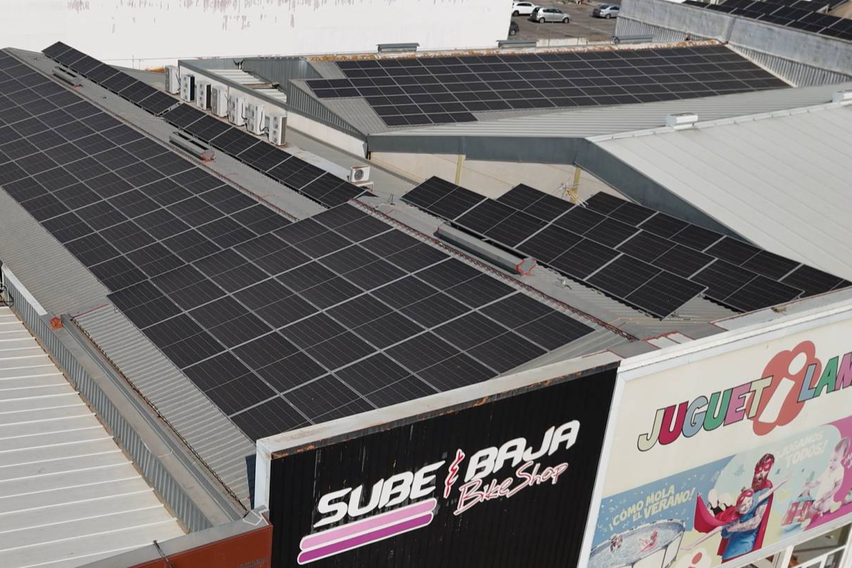 Renta sin inversión; cubiertas solares como fuente de ingresos estables