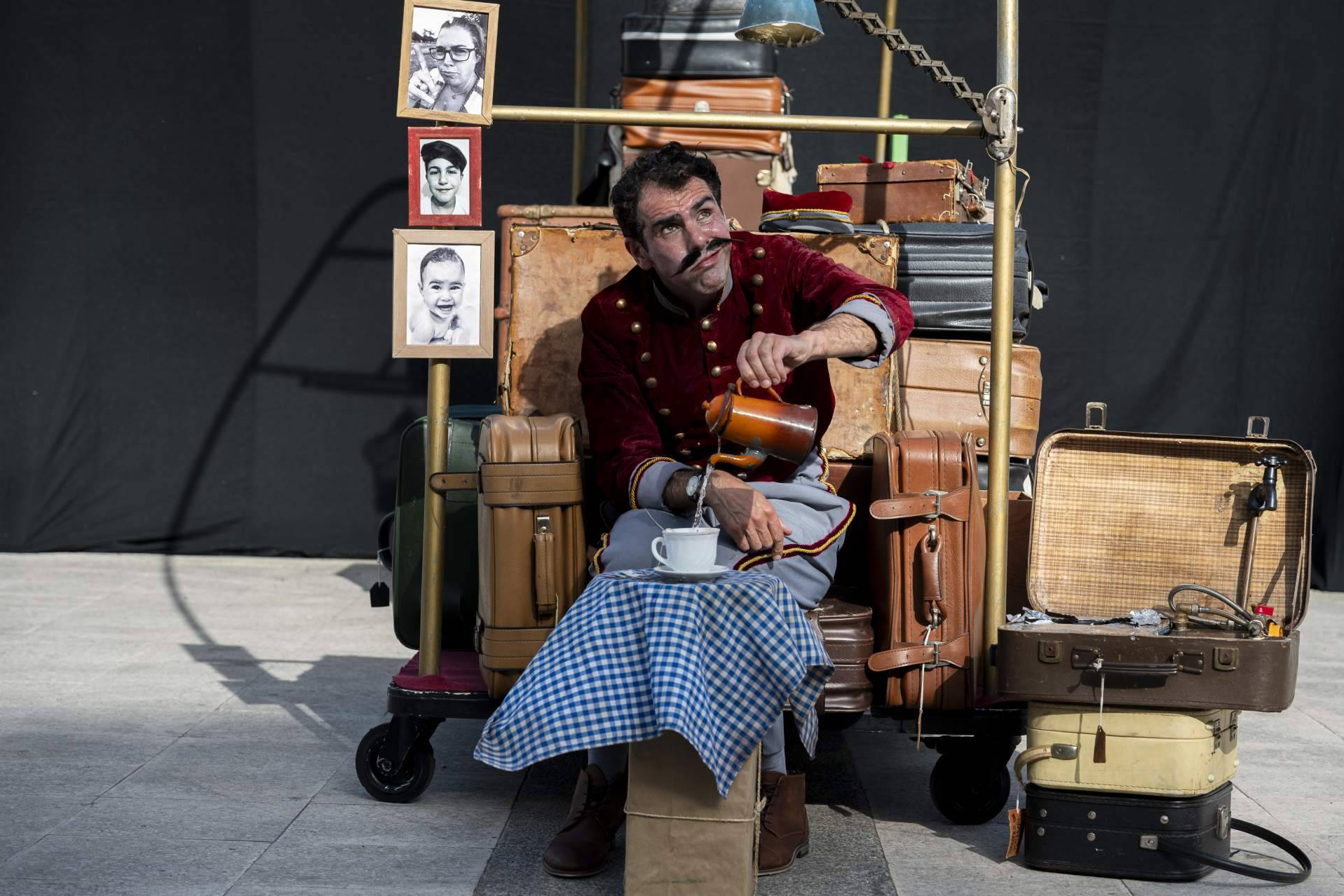 De pasar el sombrero en los semáforos a llenar teatros, el recorrido escénico de Adrián Conde