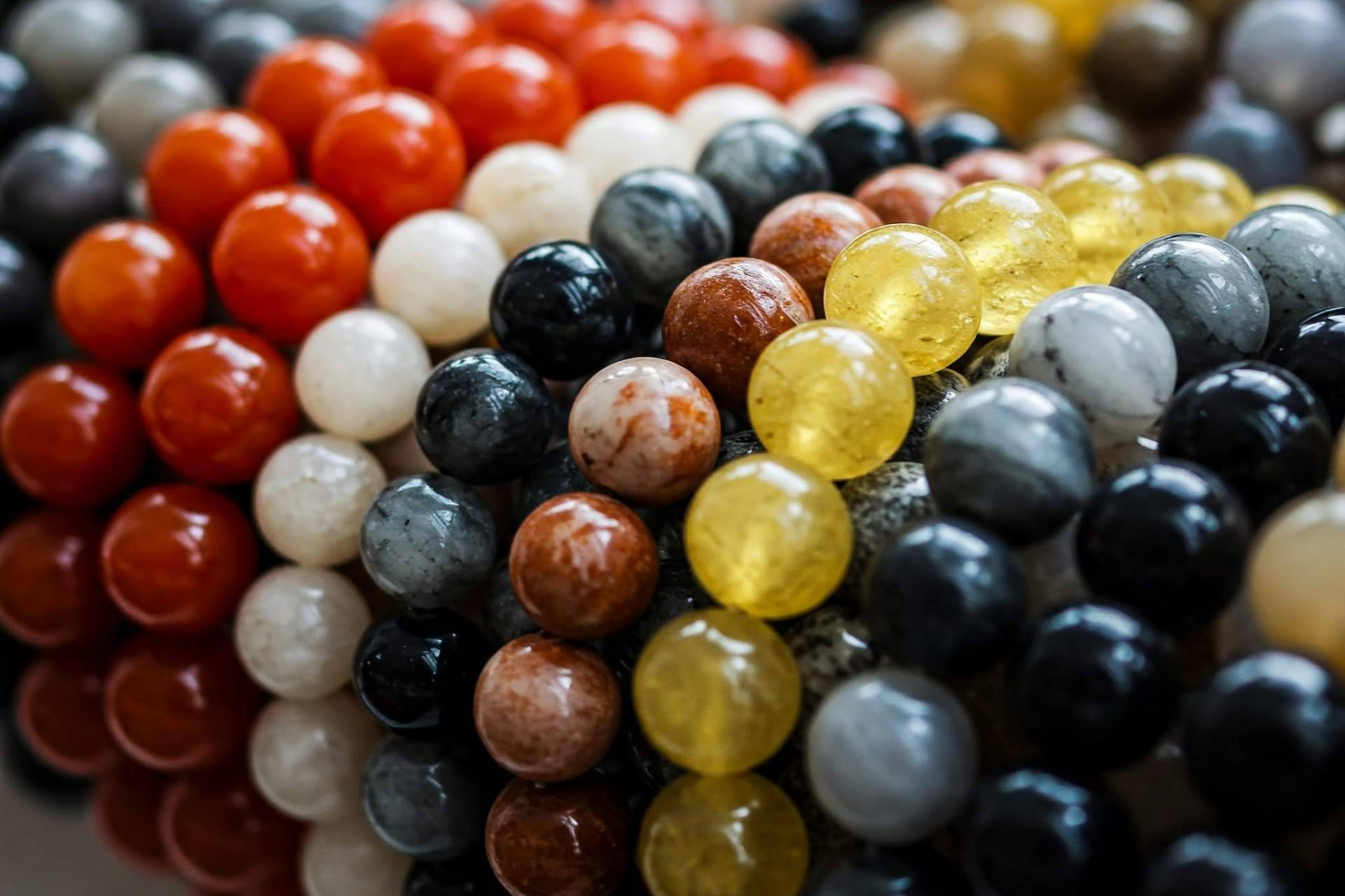 Guía práctica para reconocer pulseras de piedra natural auténtica; visión mayorista especializada
